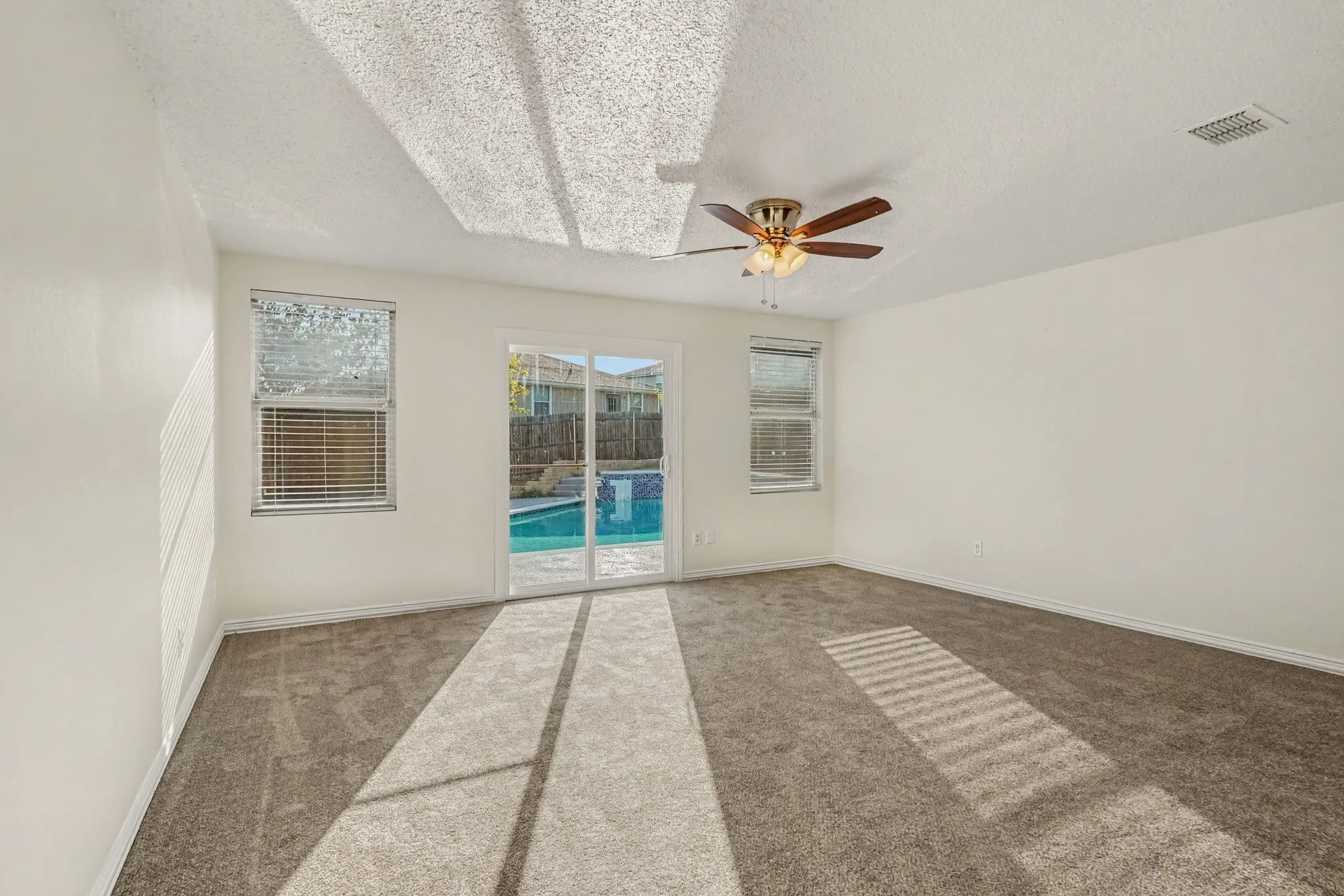Single Family Residence For Sale in Tarrant County , 1404 Sunflower Court, Burleson, Texas 76028, 4 Bedroom, 3 Bathroom, 2 Garage spaces, 2,456 Sqft, built in 2005, mls#21367574, Real Estate Agent in Burleson, Homes For Sale in Tarrant county, Homes For Sale in Burleson, Realtor in Burleson Texas, Real Estate Brokerage Independent Realty Texas, Luminita Cordes Realtor