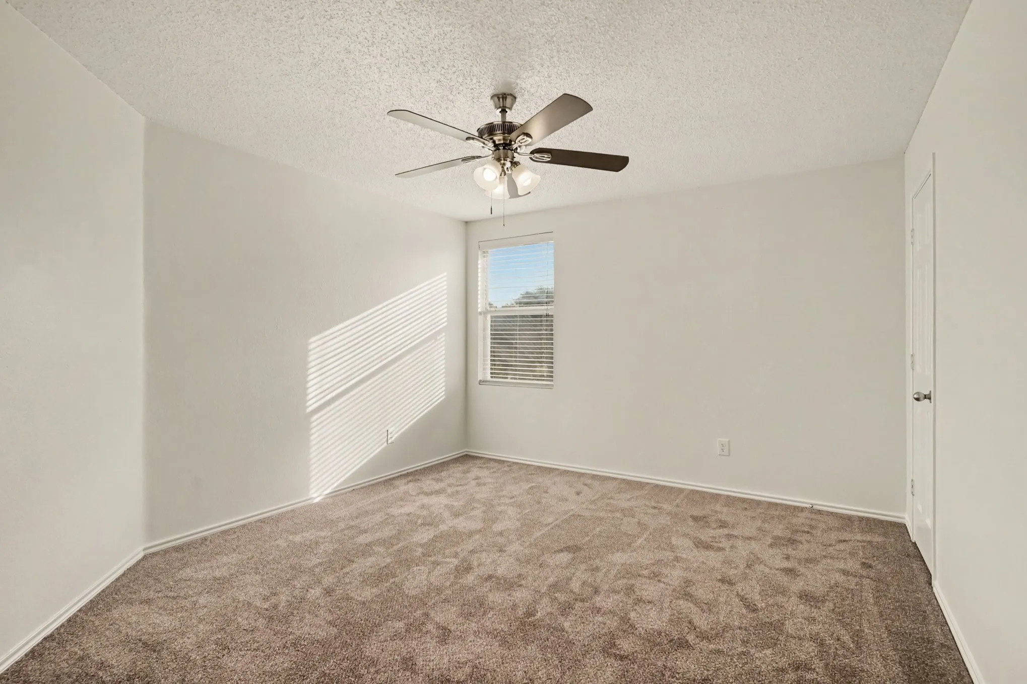 Single Family Residence For Sale in Tarrant County , 1404 Sunflower Court, Burleson, Texas 76028, 4 Bedroom, 3 Bathroom, 2 Garage spaces, 2,456 Sqft, built in 2005, mls#21367574, Real Estate Agent in Burleson, Homes For Sale in Tarrant county, Homes For Sale in Burleson, Realtor in Burleson Texas, Real Estate Brokerage Independent Realty Texas, Luminita Cordes Realtor