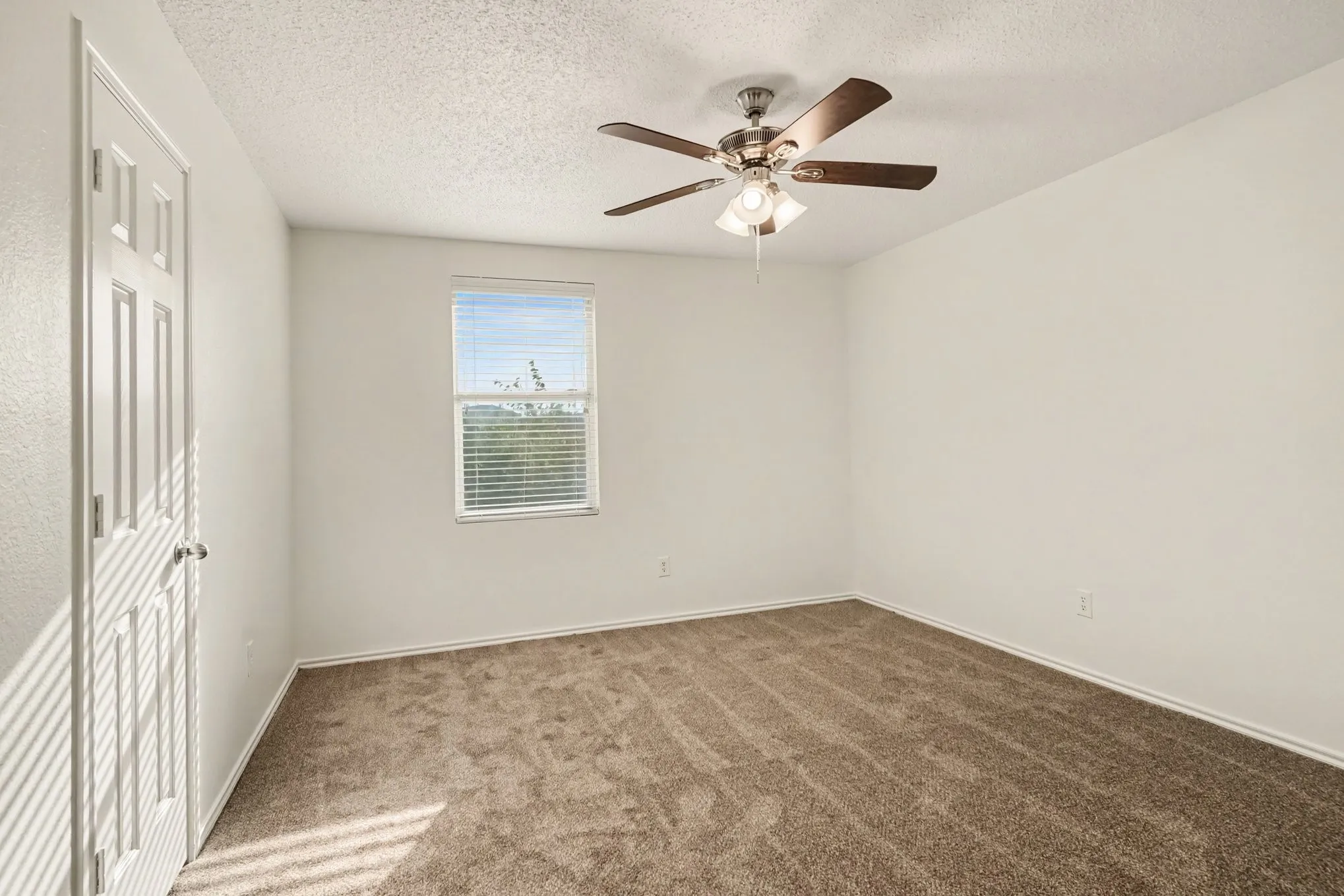 Single Family Residence For Sale in Tarrant County , 1404 Sunflower Court, Burleson, Texas 76028, 4 Bedroom, 3 Bathroom, 2 Garage spaces, 2,456 Sqft, built in 2005, mls#21367574, Real Estate Agent in Burleson, Homes For Sale in Tarrant county, Homes For Sale in Burleson, Realtor in Burleson Texas, Real Estate Brokerage Independent Realty Texas, Luminita Cordes Realtor