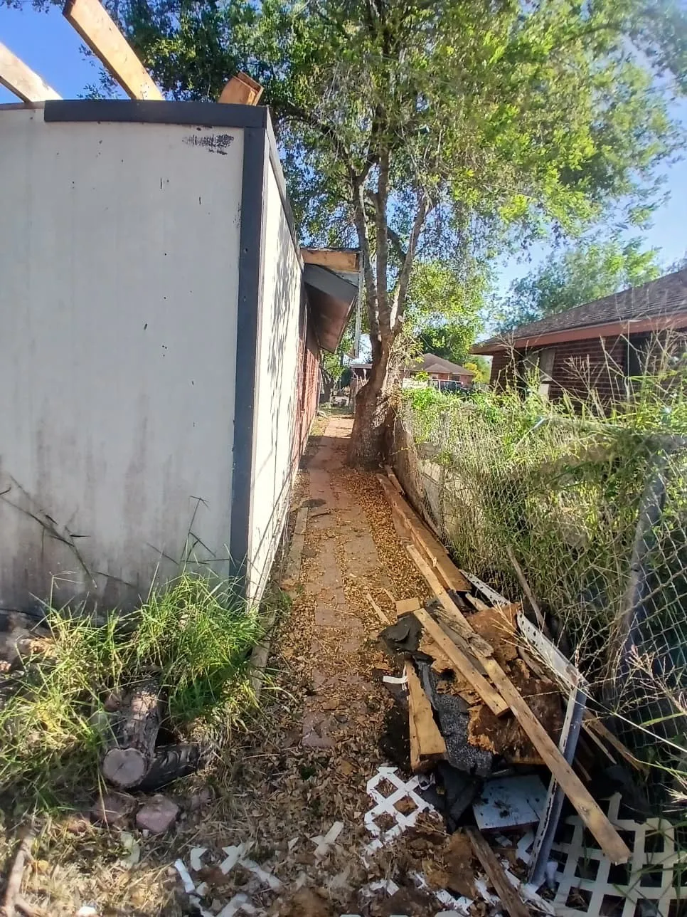 Single Family Residence For Sale in Cameron (TX) County , 310 W 10th Street, Los Fresnos, Texas 78566, 3 Bedroom, 2 Bathroom, 2 Garage spaces, 1,348 Sqft, built in 1995, mls#21369619, Real Estate Agent in Los Fresnos, Homes For Sale in Cameron (TX) county, Homes For Sale in Los Fresnos, Realtor in Los Fresnos Texas, Real Estate Brokerage Independent Realty Texas, Luminita Cordes Realtor