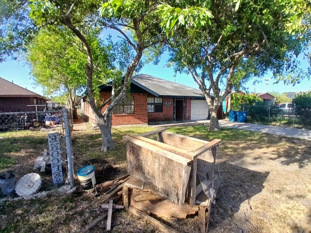 Single Family Residence For Sale in Cameron (TX) County , 310 W 10th Street, Los Fresnos, Texas 78566, 3 Bedroom, 2 Bathroom, 2 Garage spaces, 1,348 Sqft, built in 1995, mls#21369619, Real Estate Agent in Los Fresnos, Homes For Sale in Cameron (TX) county, Homes For Sale in Los Fresnos, Realtor in Los Fresnos Texas, Real Estate Brokerage Independent Realty Texas, Luminita Cordes Realtor