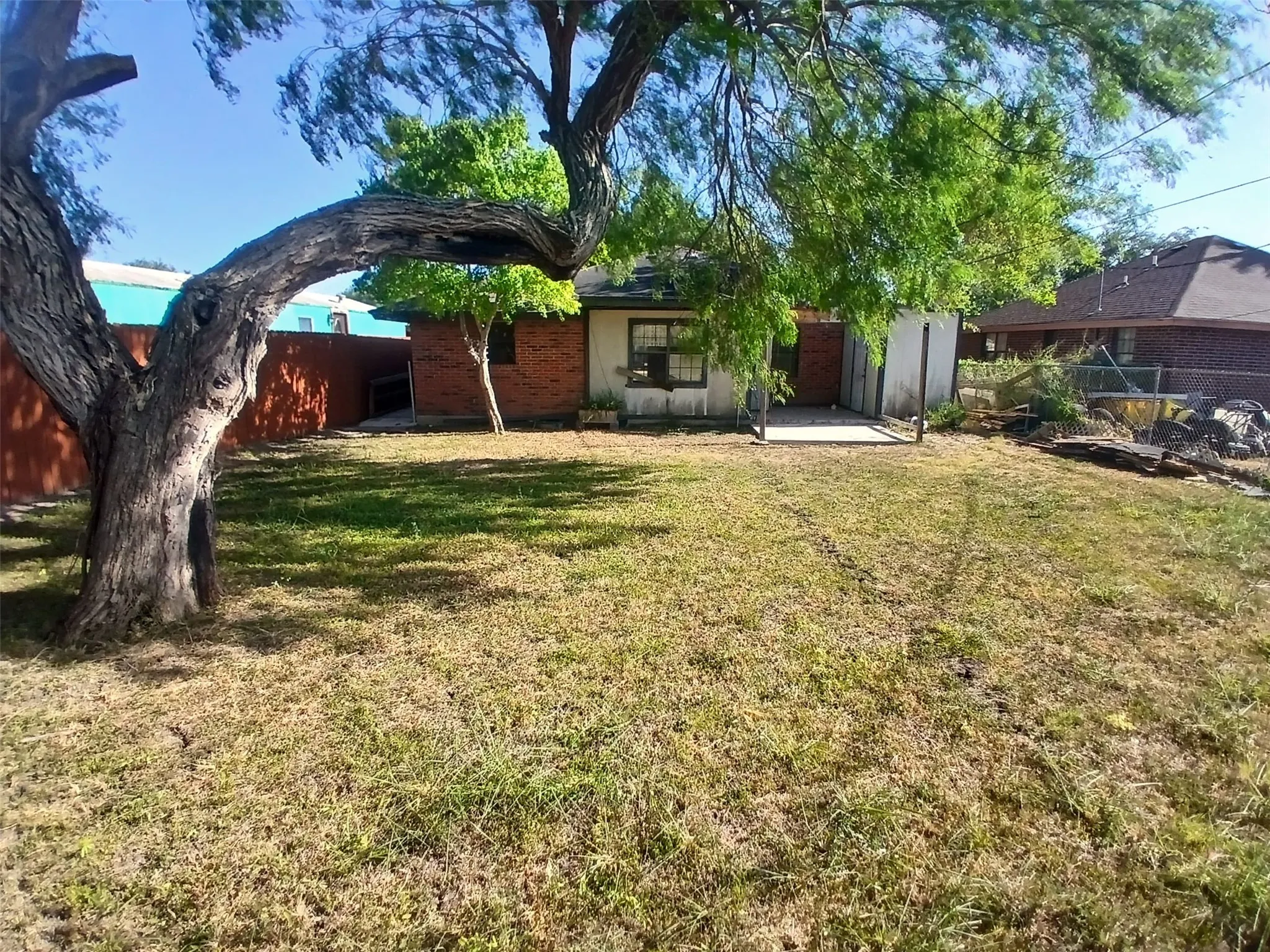 Single Family Residence For Sale in Cameron (TX) County , 310 W 10th Street, Los Fresnos, Texas 78566, 3 Bedroom, 2 Bathroom, 2 Garage spaces, 1,348 Sqft, built in 1995, mls#21369619, Real Estate Agent in Los Fresnos, Homes For Sale in Cameron (TX) county, Homes For Sale in Los Fresnos, Realtor in Los Fresnos Texas, Real Estate Brokerage Independent Realty Texas, Luminita Cordes Realtor