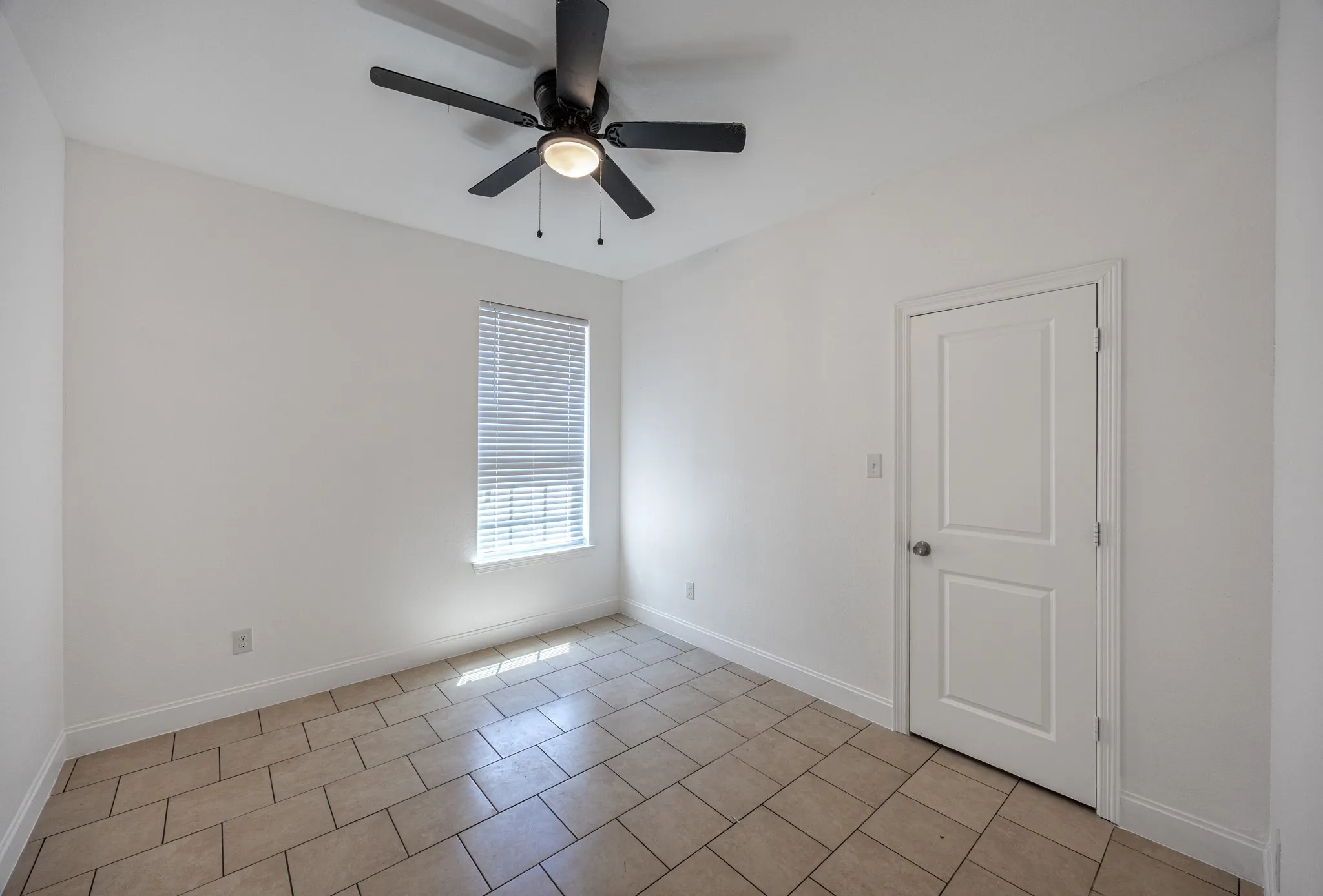 Single Family Residence For Sale in Tarrant County , 1236 E Fogg Street, Fort Worth, Texas 76115, 3 Bedroom, 2 Bathroom, 2 Garage spaces, 1,522 Sqft, built in 2022, mls#21364048, Real Estate Agent in Fort Worth, Homes For Sale in Tarrant county, Homes For Sale in Fort Worth, Realtor in Fort Worth Texas, Real Estate Brokerage Independent Realty Texas, Luminita Cordes Realtor