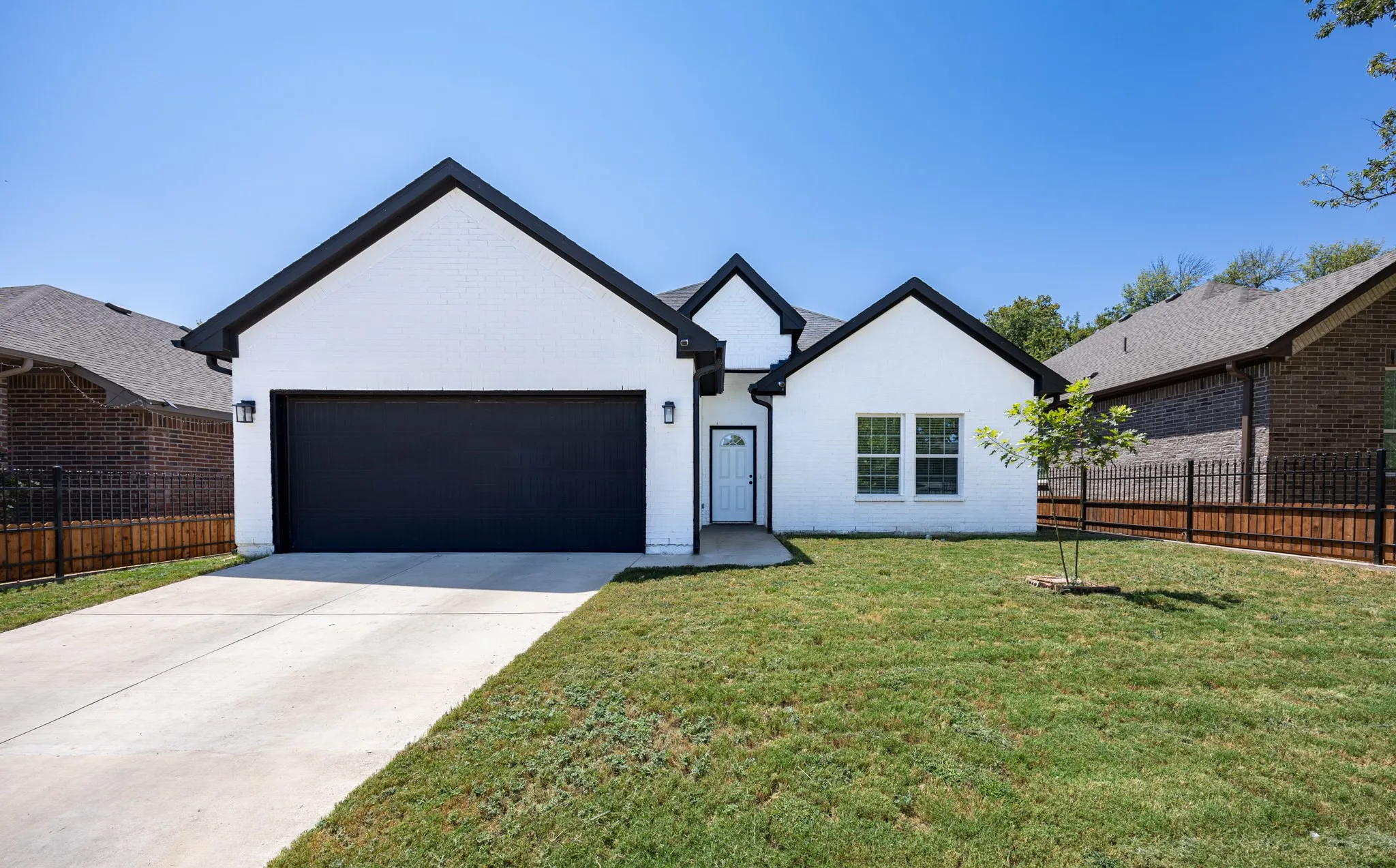 Single Family Residence For Sale in Tarrant County , 1236 E Fogg Street, Fort Worth, Texas 76115, 3 Bedroom, 2 Bathroom, 2 Garage spaces, 1,522 Sqft, built in 2022, mls#21364048, Real Estate Agent in Fort Worth, Homes For Sale in Tarrant county, Homes For Sale in Fort Worth, Realtor in Fort Worth Texas, Real Estate Brokerage Independent Realty Texas, Luminita Cordes Realtor