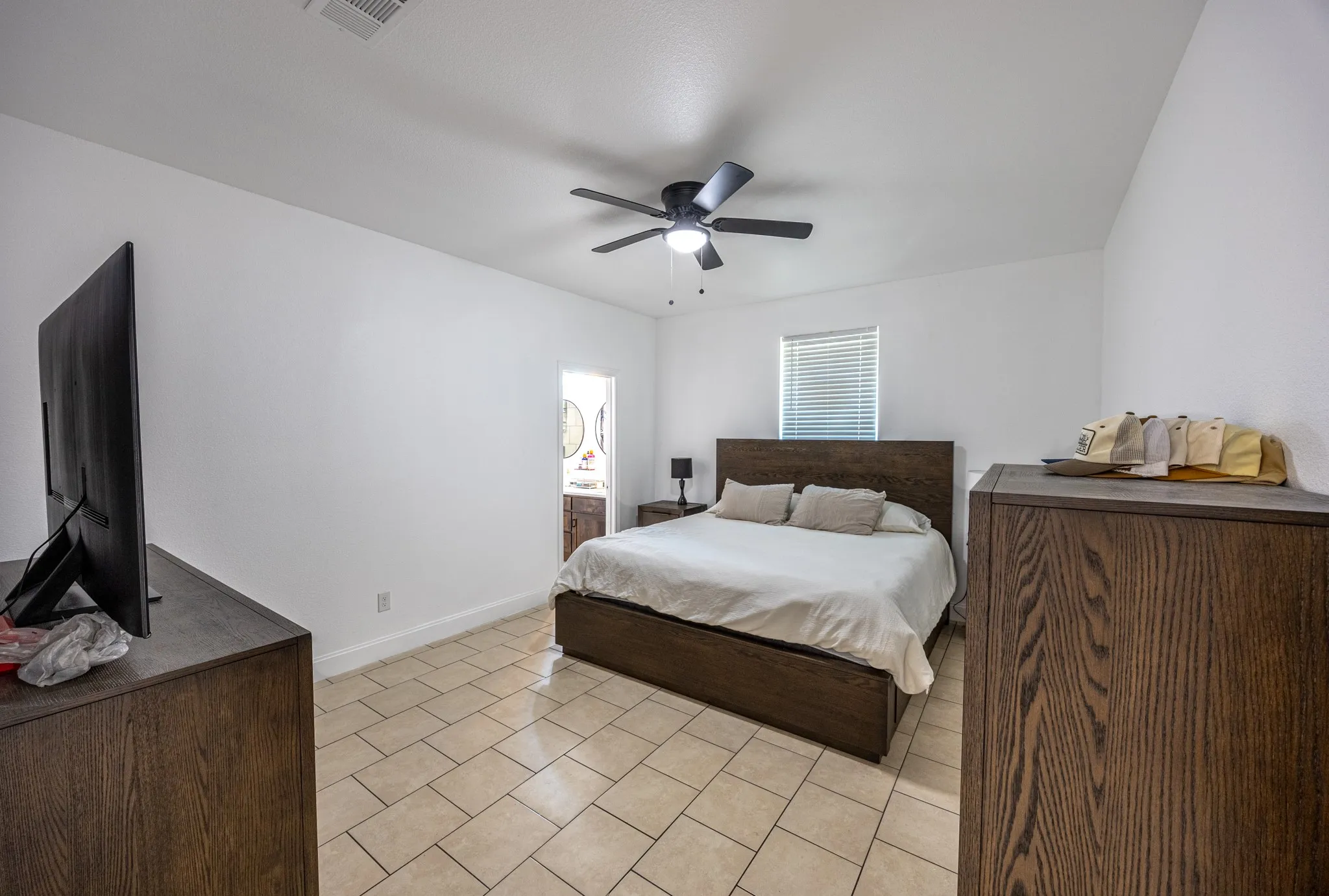 Single Family Residence For Sale in Tarrant County , 1236 E Fogg Street, Fort Worth, Texas 76115, 3 Bedroom, 2 Bathroom, 2 Garage spaces, 1,522 Sqft, built in 2022, mls#21364048, Real Estate Agent in Fort Worth, Homes For Sale in Tarrant county, Homes For Sale in Fort Worth, Realtor in Fort Worth Texas, Real Estate Brokerage Independent Realty Texas, Luminita Cordes Realtor