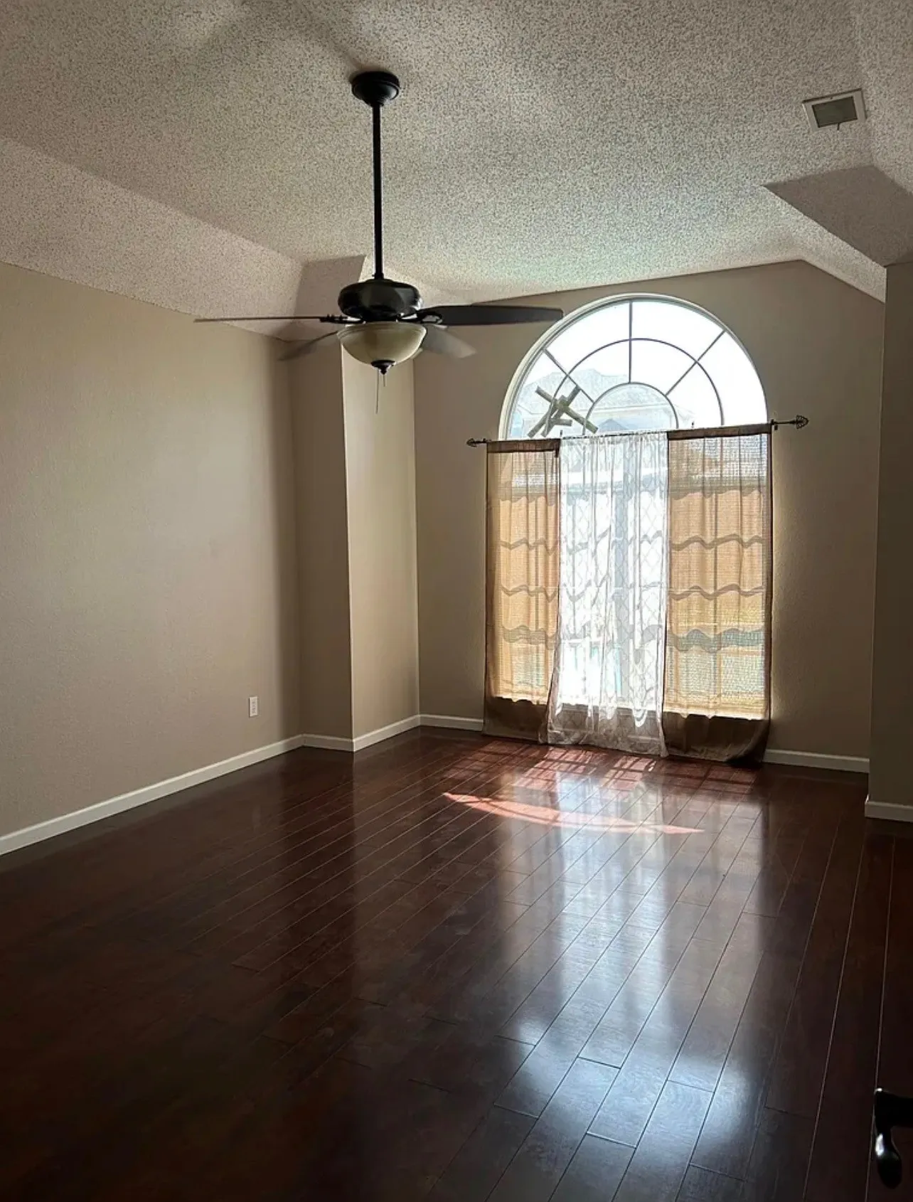Single Family Residence For Rent in Denton County , 1606 Waterford Drive, Lewisville, Texas 75077, 3 Bedroom, 2 Bathroom, 2 Garage spaces, 1,965 Sqft, built in 1991, mls#21369633, Real Estate Agent in Lewisville, Homes For Rent in Denton county, Homes For Rent in Lewisville, Realtor in Lewisville Texas, Real Estate Brokerage Independent Realty Texas, Luminita Cordes Realtor