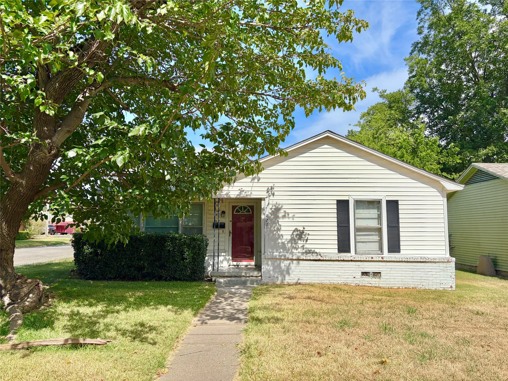 Single Family Residence For Sale in Grayson County , 2225 N Shannon Street, Sherman, Texas 75092, 4 Bedroom, 3 Bathroom, Garage spaces, 1,493 Sqft, built in 1950, mls#21369626, Real Estate Agent in Sherman, Homes For Sale in Grayson county, Homes For Sale in Sherman, Realtor in Sherman Texas, Real Estate Brokerage Independent Realty Texas, Luminita Cordes Realtor