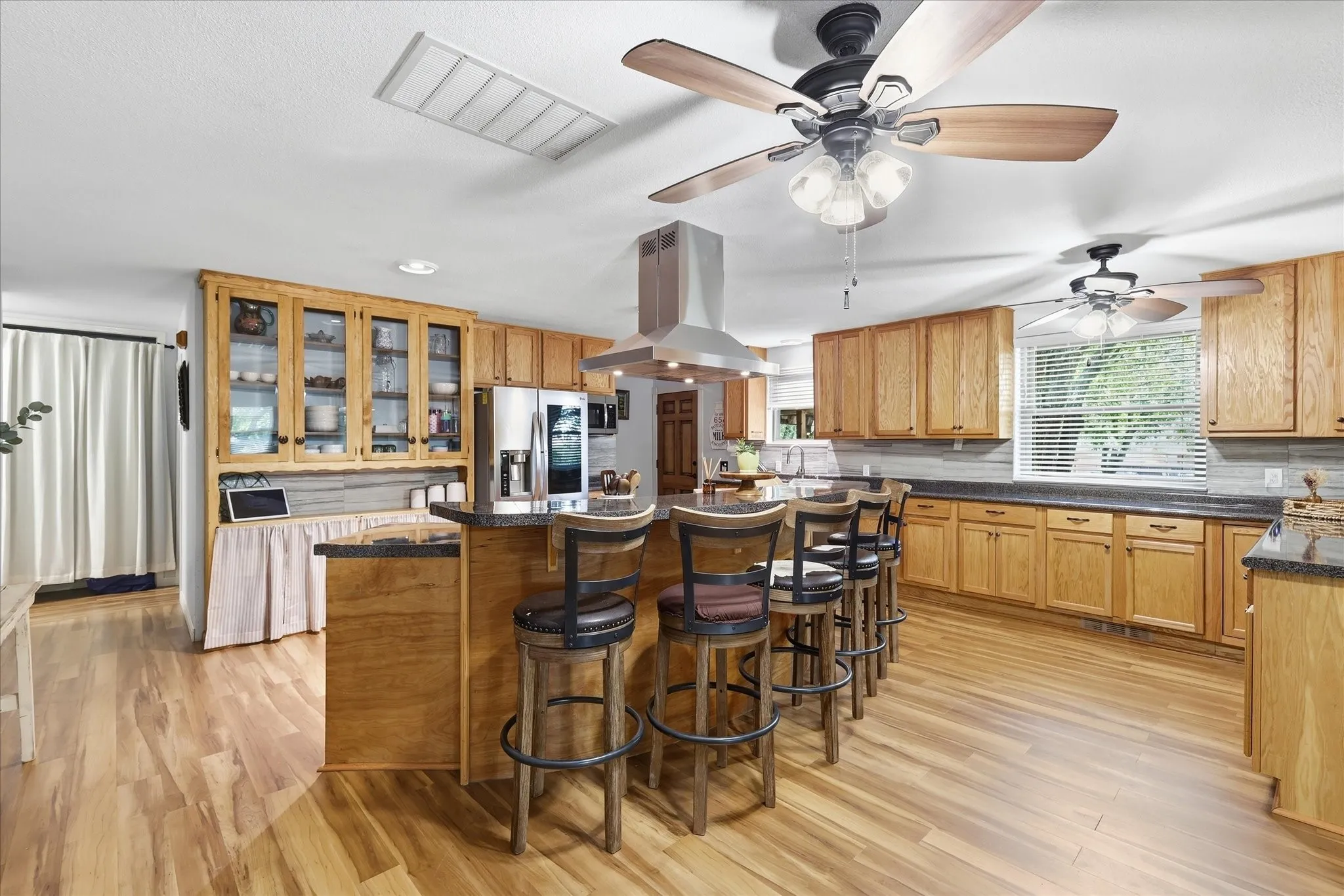 Single Family Residence For Sale in Denton County , 257 Oak Street, Highland Village, Texas 75077, 3 Bedroom, 2 Bathroom, 2 Garage spaces, 1,928 Sqft, built in 1970, mls#21369638, Real Estate Agent in Highland Village, Homes For Sale in Denton county, Homes For Sale in Highland Village, Realtor in Highland Village Texas, Real Estate Brokerage Independent Realty Texas, Luminita Cordes Realtor