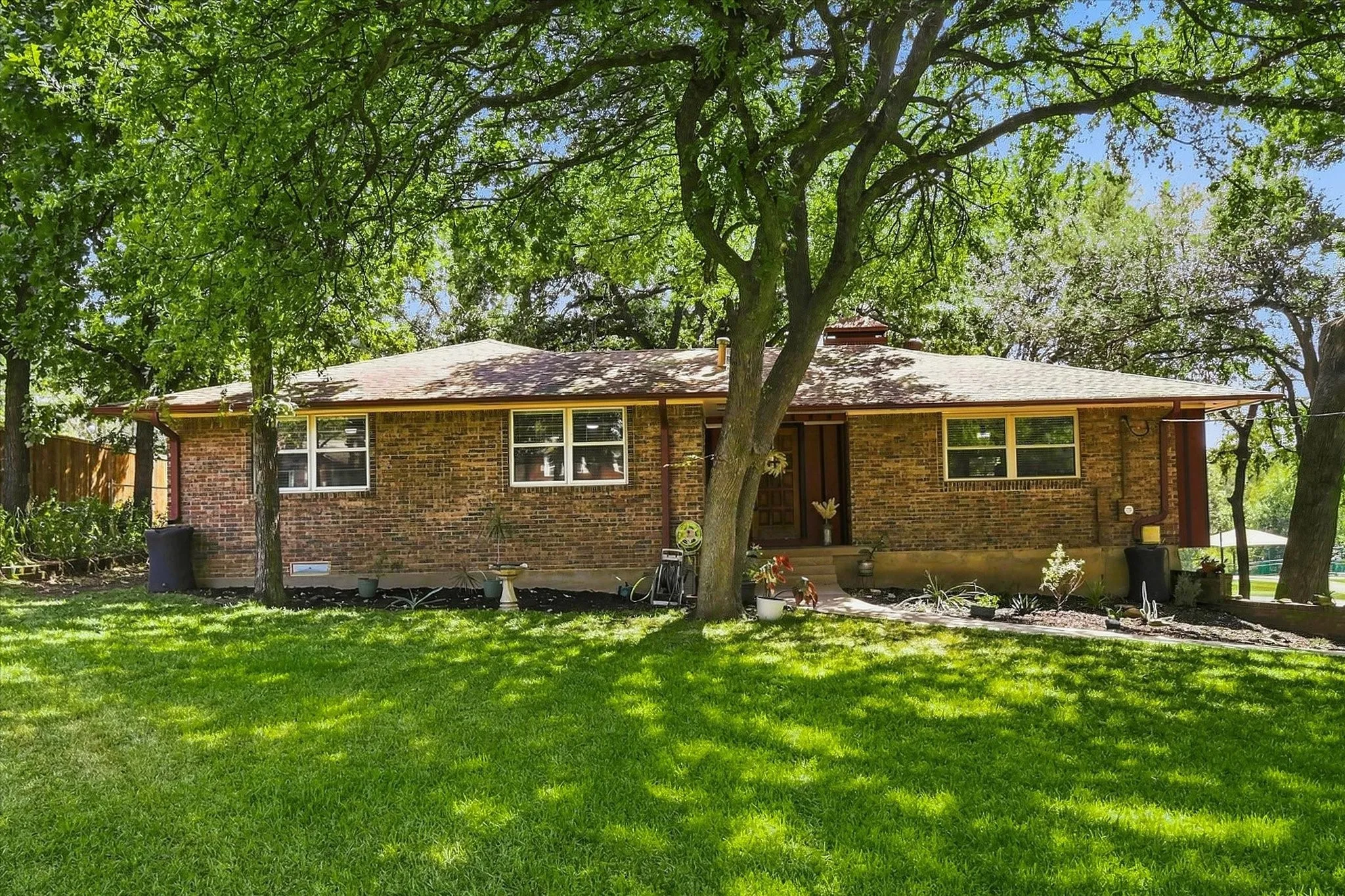 Single Family Residence For Sale in Denton County , 257 Oak Street, Highland Village, Texas 75077, 3 Bedroom, 2 Bathroom, 2 Garage spaces, 1,928 Sqft, built in 1970, mls#21369638, Real Estate Agent in Highland Village, Homes For Sale in Denton county, Homes For Sale in Highland Village, Realtor in Highland Village Texas, Real Estate Brokerage Independent Realty Texas, Luminita Cordes Realtor