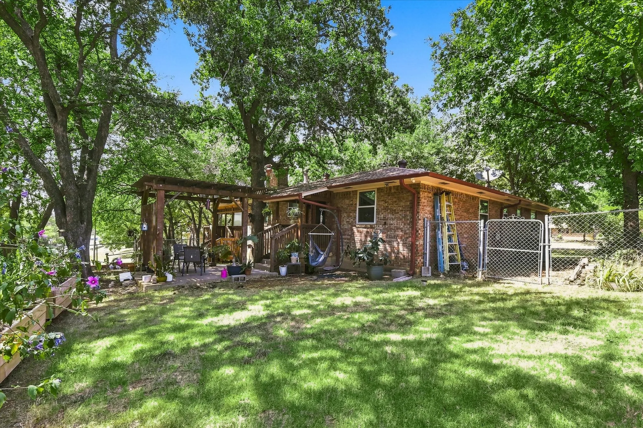 Single Family Residence For Sale in Denton County , 257 Oak Street, Highland Village, Texas 75077, 3 Bedroom, 2 Bathroom, 2 Garage spaces, 1,928 Sqft, built in 1970, mls#21369638, Real Estate Agent in Highland Village, Homes For Sale in Denton county, Homes For Sale in Highland Village, Realtor in Highland Village Texas, Real Estate Brokerage Independent Realty Texas, Luminita Cordes Realtor