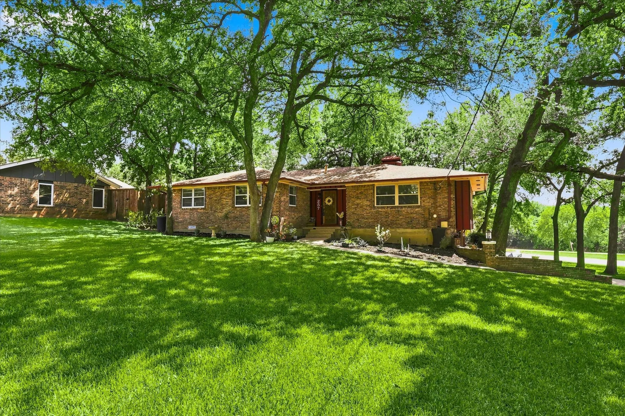Single Family Residence For Sale in Denton County , 257 Oak Street, Highland Village, Texas 75077, 3 Bedroom, 2 Bathroom, 2 Garage spaces, 1,928 Sqft, built in 1970, mls#21369638, Real Estate Agent in Highland Village, Homes For Sale in Denton county, Homes For Sale in Highland Village, Realtor in Highland Village Texas, Real Estate Brokerage Independent Realty Texas, Luminita Cordes Realtor