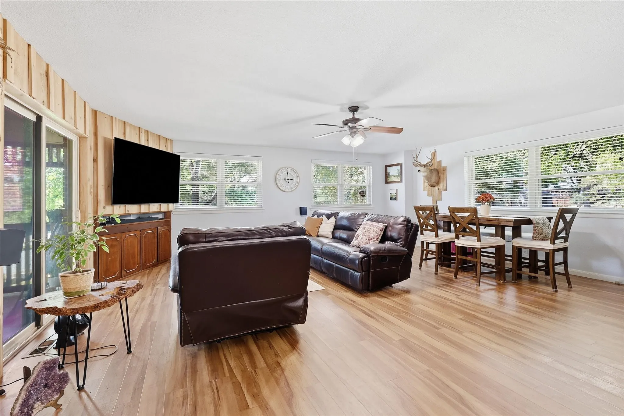 Single Family Residence For Sale in Denton County , 257 Oak Street, Highland Village, Texas 75077, 3 Bedroom, 2 Bathroom, 2 Garage spaces, 1,928 Sqft, built in 1970, mls#21369638, Real Estate Agent in Highland Village, Homes For Sale in Denton county, Homes For Sale in Highland Village, Realtor in Highland Village Texas, Real Estate Brokerage Independent Realty Texas, Luminita Cordes Realtor