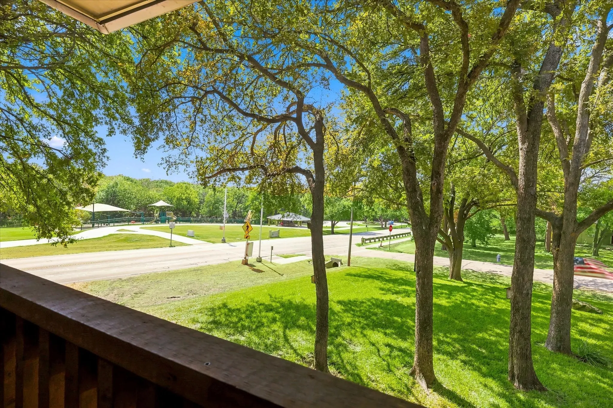 Single Family Residence For Sale in Denton County , 257 Oak Street, Highland Village, Texas 75077, 3 Bedroom, 2 Bathroom, 2 Garage spaces, 1,928 Sqft, built in 1970, mls#21369638, Real Estate Agent in Highland Village, Homes For Sale in Denton county, Homes For Sale in Highland Village, Realtor in Highland Village Texas, Real Estate Brokerage Independent Realty Texas, Luminita Cordes Realtor
