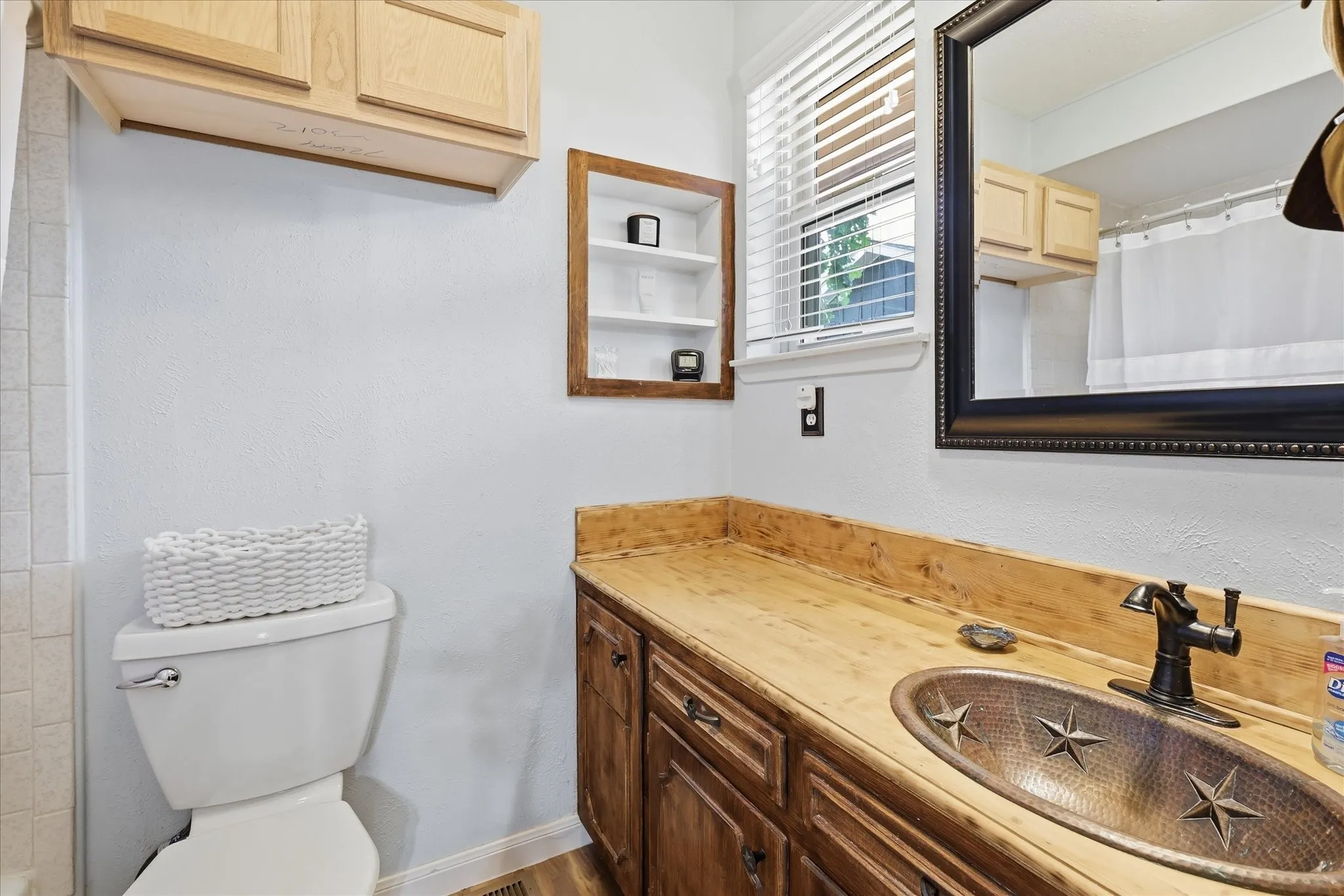 Single Family Residence For Sale in Denton County , 257 Oak Street, Highland Village, Texas 75077, 3 Bedroom, 2 Bathroom, 2 Garage spaces, 1,928 Sqft, built in 1970, mls#21369638, Real Estate Agent in Highland Village, Homes For Sale in Denton county, Homes For Sale in Highland Village, Realtor in Highland Village Texas, Real Estate Brokerage Independent Realty Texas, Luminita Cordes Realtor