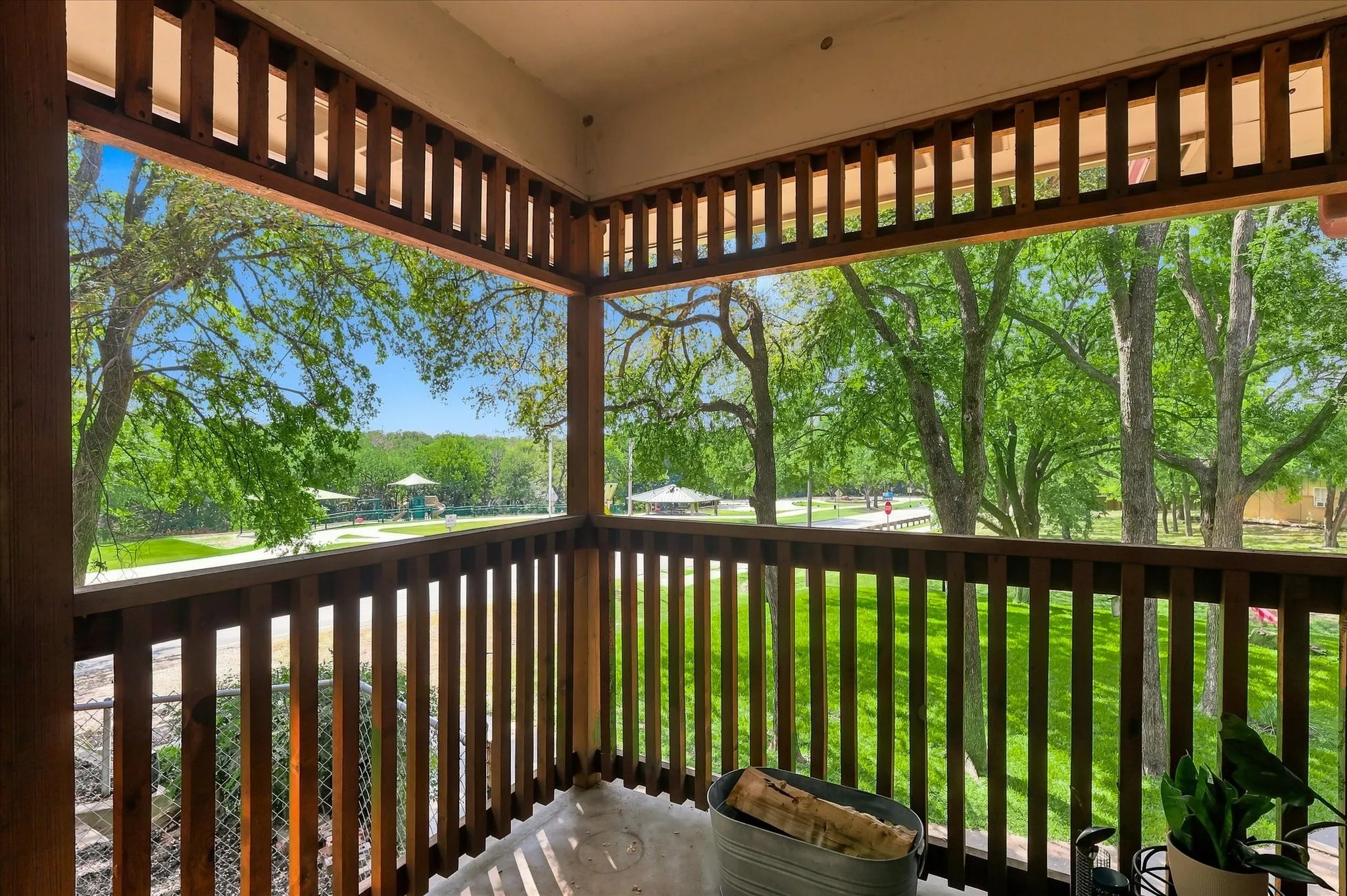 Single Family Residence For Sale in Denton County , 257 Oak Street, Highland Village, Texas 75077, 3 Bedroom, 2 Bathroom, 2 Garage spaces, 1,928 Sqft, built in 1970, mls#21369638, Real Estate Agent in Highland Village, Homes For Sale in Denton county, Homes For Sale in Highland Village, Realtor in Highland Village Texas, Real Estate Brokerage Independent Realty Texas, Luminita Cordes Realtor