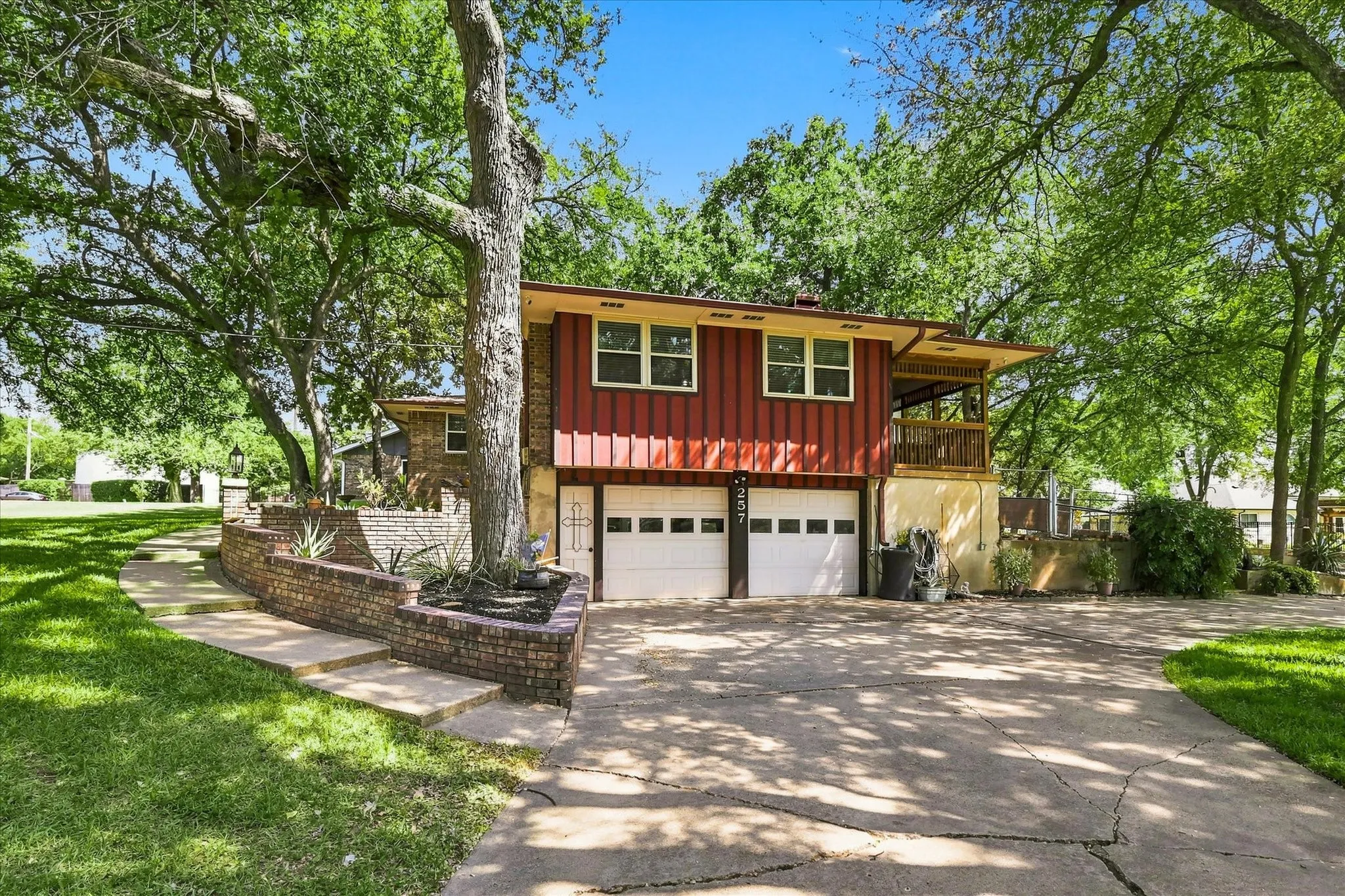 Single Family Residence For Sale in Denton County , 257 Oak Street, Highland Village, Texas 75077, 3 Bedroom, 2 Bathroom, 2 Garage spaces, 1,928 Sqft, built in 1970, mls#21369638, Real Estate Agent in Highland Village, Homes For Sale in Denton county, Homes For Sale in Highland Village, Realtor in Highland Village Texas, Real Estate Brokerage Independent Realty Texas, Luminita Cordes Realtor