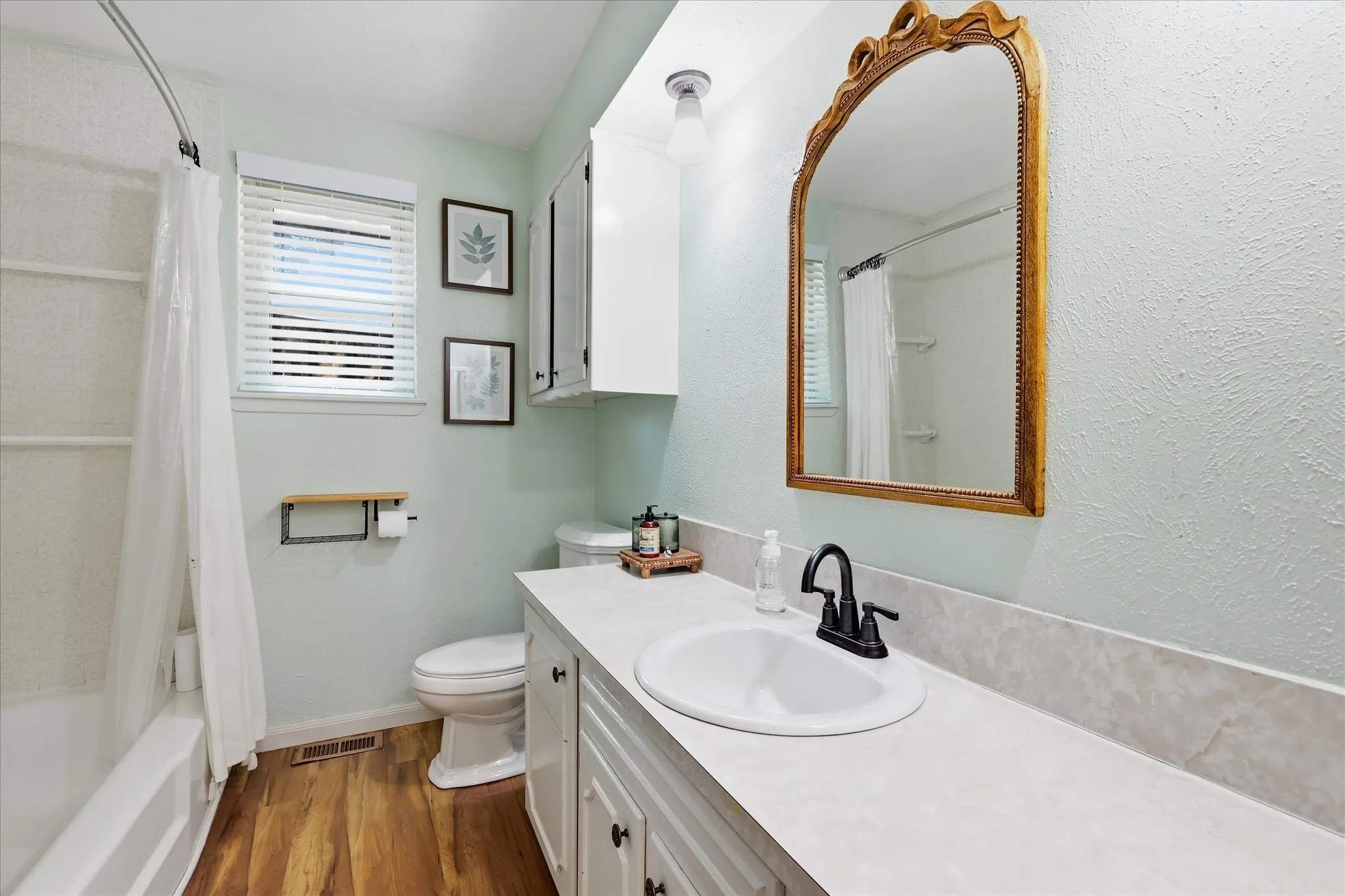 Single Family Residence For Sale in Denton County , 257 Oak Street, Highland Village, Texas 75077, 3 Bedroom, 2 Bathroom, 2 Garage spaces, 1,928 Sqft, built in 1970, mls#21369638, Real Estate Agent in Highland Village, Homes For Sale in Denton county, Homes For Sale in Highland Village, Realtor in Highland Village Texas, Real Estate Brokerage Independent Realty Texas, Luminita Cordes Realtor