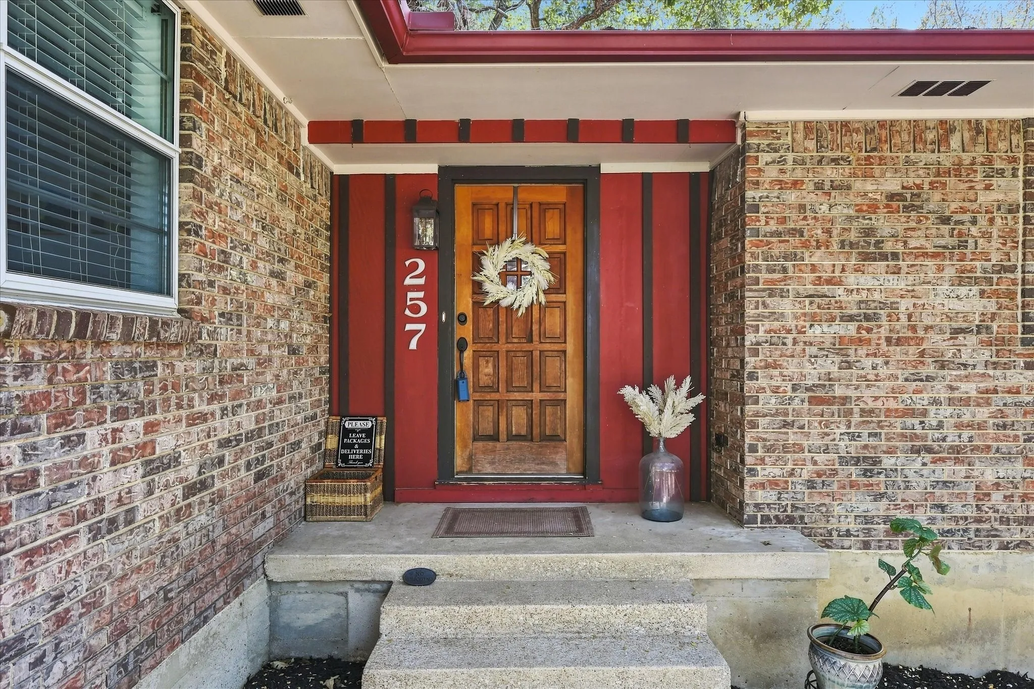 Single Family Residence For Sale in Denton County , 257 Oak Street, Highland Village, Texas 75077, 3 Bedroom, 2 Bathroom, 2 Garage spaces, 1,928 Sqft, built in 1970, mls#21369638, Real Estate Agent in Highland Village, Homes For Sale in Denton county, Homes For Sale in Highland Village, Realtor in Highland Village Texas, Real Estate Brokerage Independent Realty Texas, Luminita Cordes Realtor