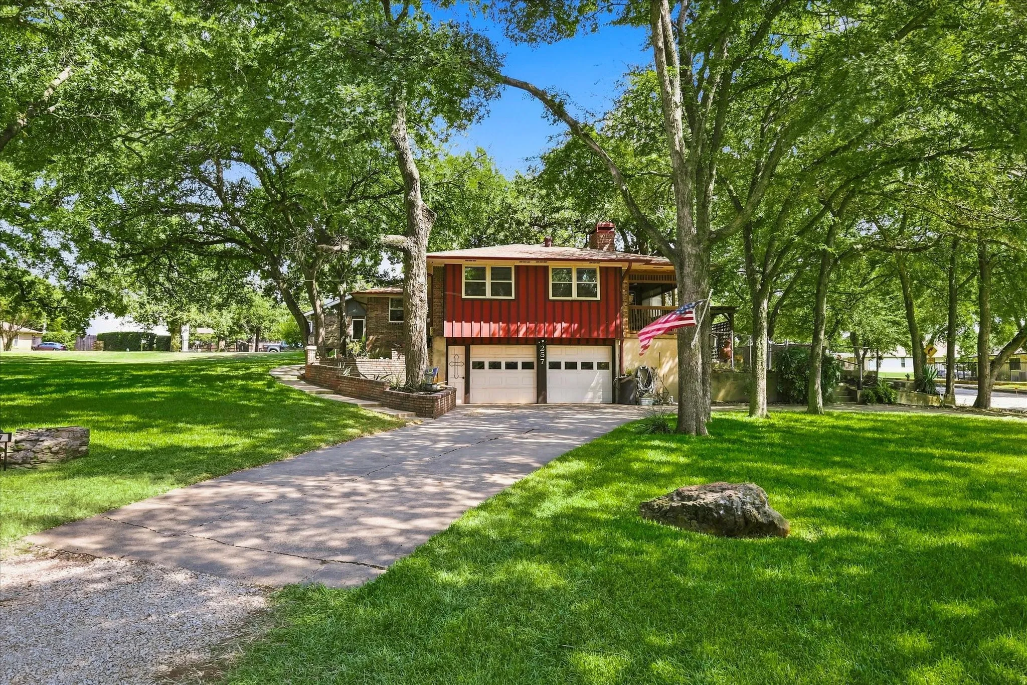 Single Family Residence For Sale in Denton County , 257 Oak Street, Highland Village, Texas 75077, 3 Bedroom, 2 Bathroom, 2 Garage spaces, 1,928 Sqft, built in 1970, mls#21369638, Real Estate Agent in Highland Village, Homes For Sale in Denton county, Homes For Sale in Highland Village, Realtor in Highland Village Texas, Real Estate Brokerage Independent Realty Texas, Luminita Cordes Realtor