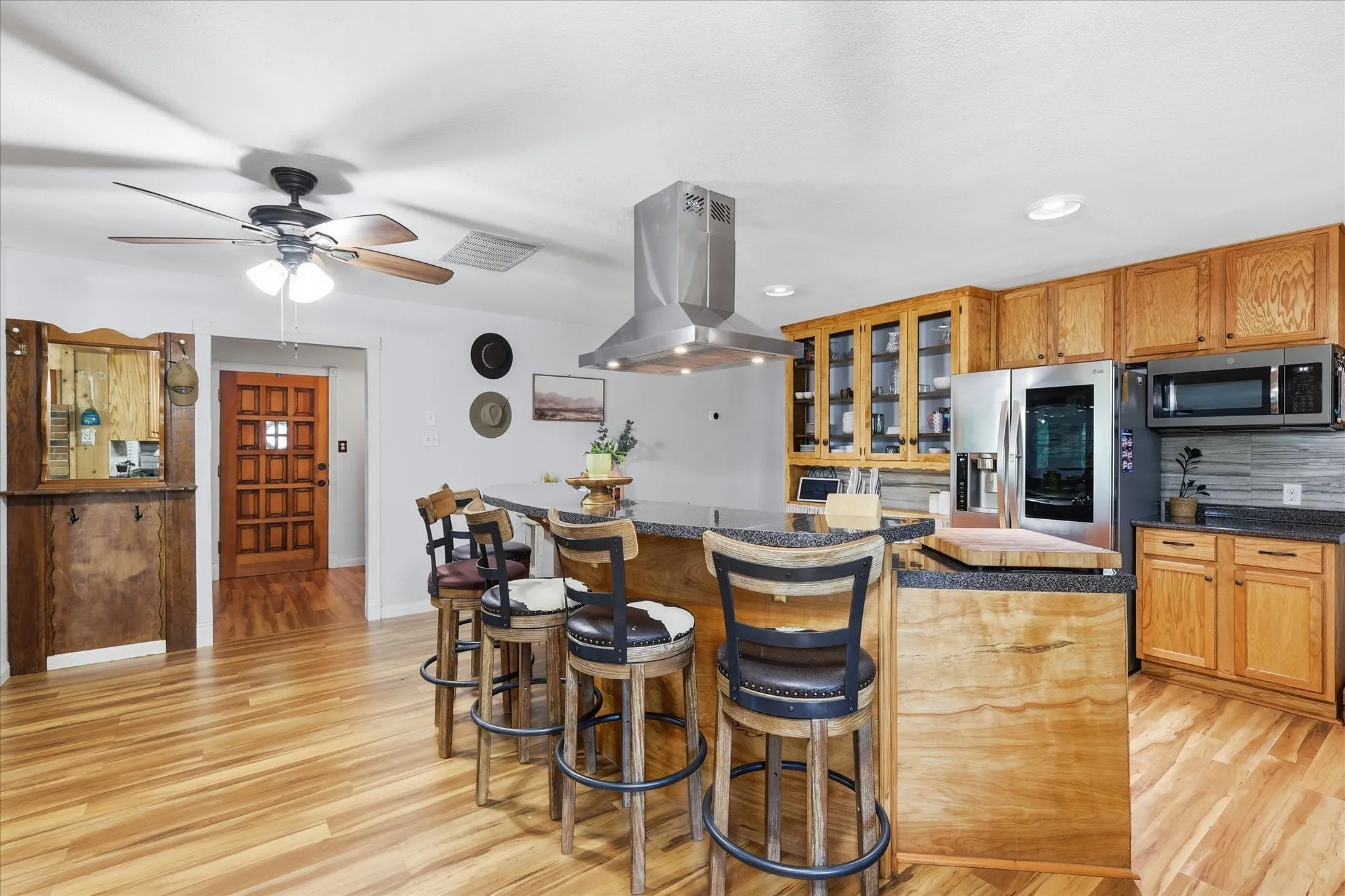 Single Family Residence For Sale in Denton County , 257 Oak Street, Highland Village, Texas 75077, 3 Bedroom, 2 Bathroom, 2 Garage spaces, 1,928 Sqft, built in 1970, mls#21369638, Real Estate Agent in Highland Village, Homes For Sale in Denton county, Homes For Sale in Highland Village, Realtor in Highland Village Texas, Real Estate Brokerage Independent Realty Texas, Luminita Cordes Realtor