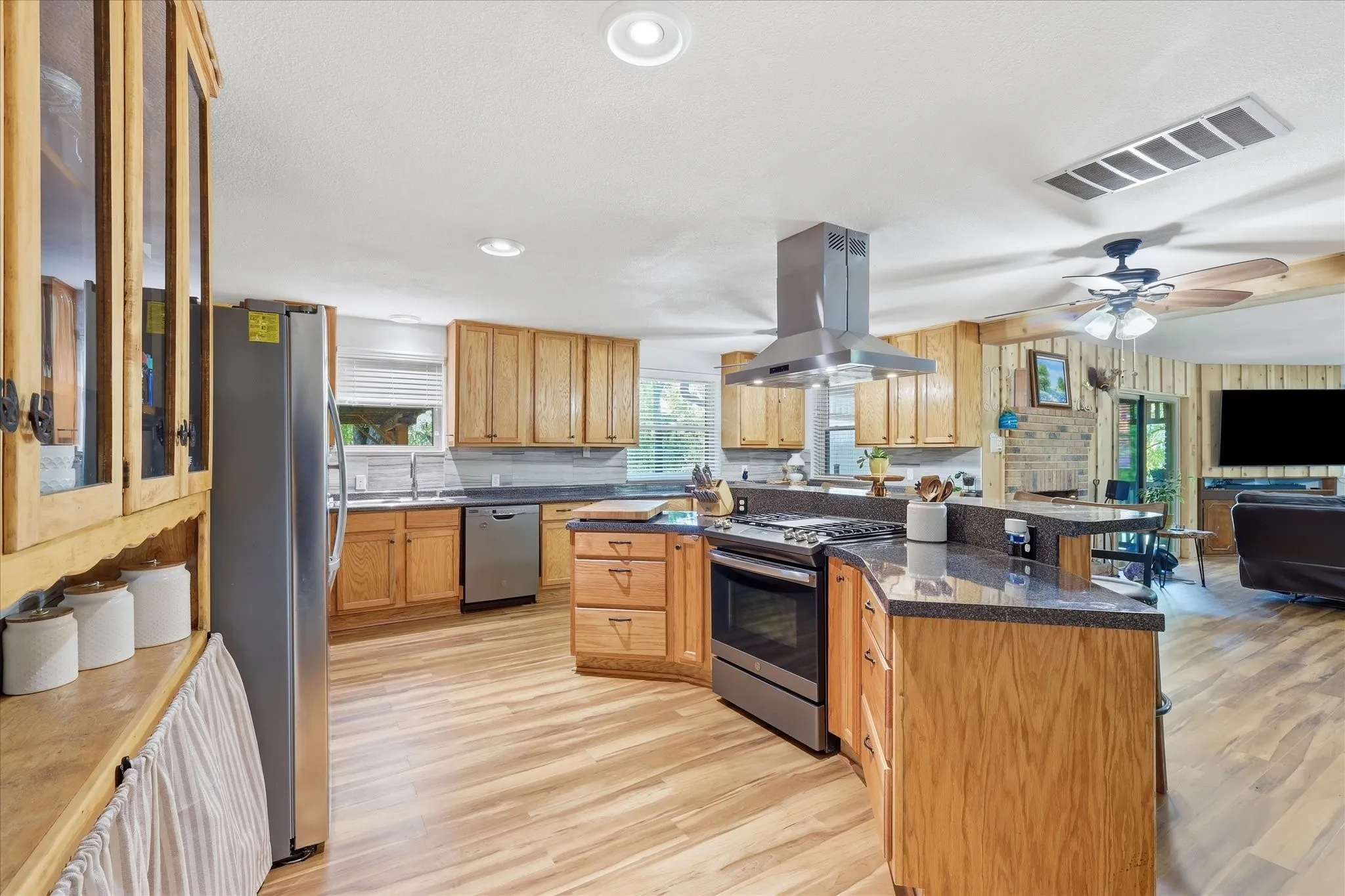 Single Family Residence For Sale in Denton County , 257 Oak Street, Highland Village, Texas 75077, 3 Bedroom, 2 Bathroom, 2 Garage spaces, 1,928 Sqft, built in 1970, mls#21369638, Real Estate Agent in Highland Village, Homes For Sale in Denton county, Homes For Sale in Highland Village, Realtor in Highland Village Texas, Real Estate Brokerage Independent Realty Texas, Luminita Cordes Realtor