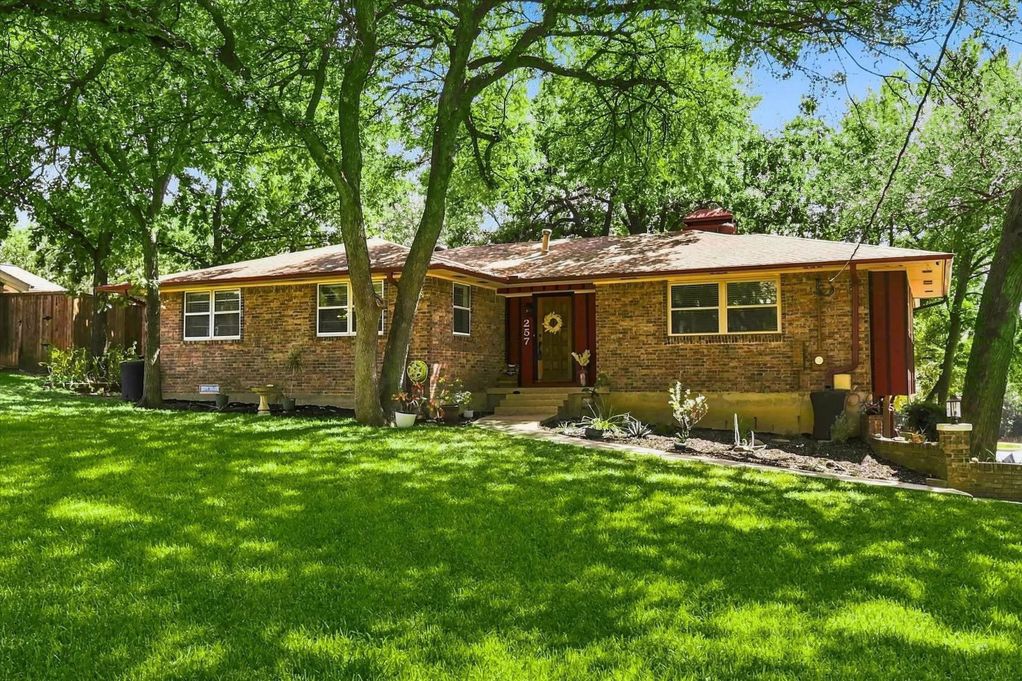 Single Family Residence For Sale in Denton County , 257 Oak Street, Highland Village, Texas 75077, 3 Bedroom, 2 Bathroom, 2 Garage spaces, 1,928 Sqft, built in 1970, mls#21369638, Real Estate Agent in Highland Village, Homes For Sale in Denton county, Homes For Sale in Highland Village, Realtor in Highland Village Texas, Real Estate Brokerage Independent Realty Texas, Luminita Cordes Realtor