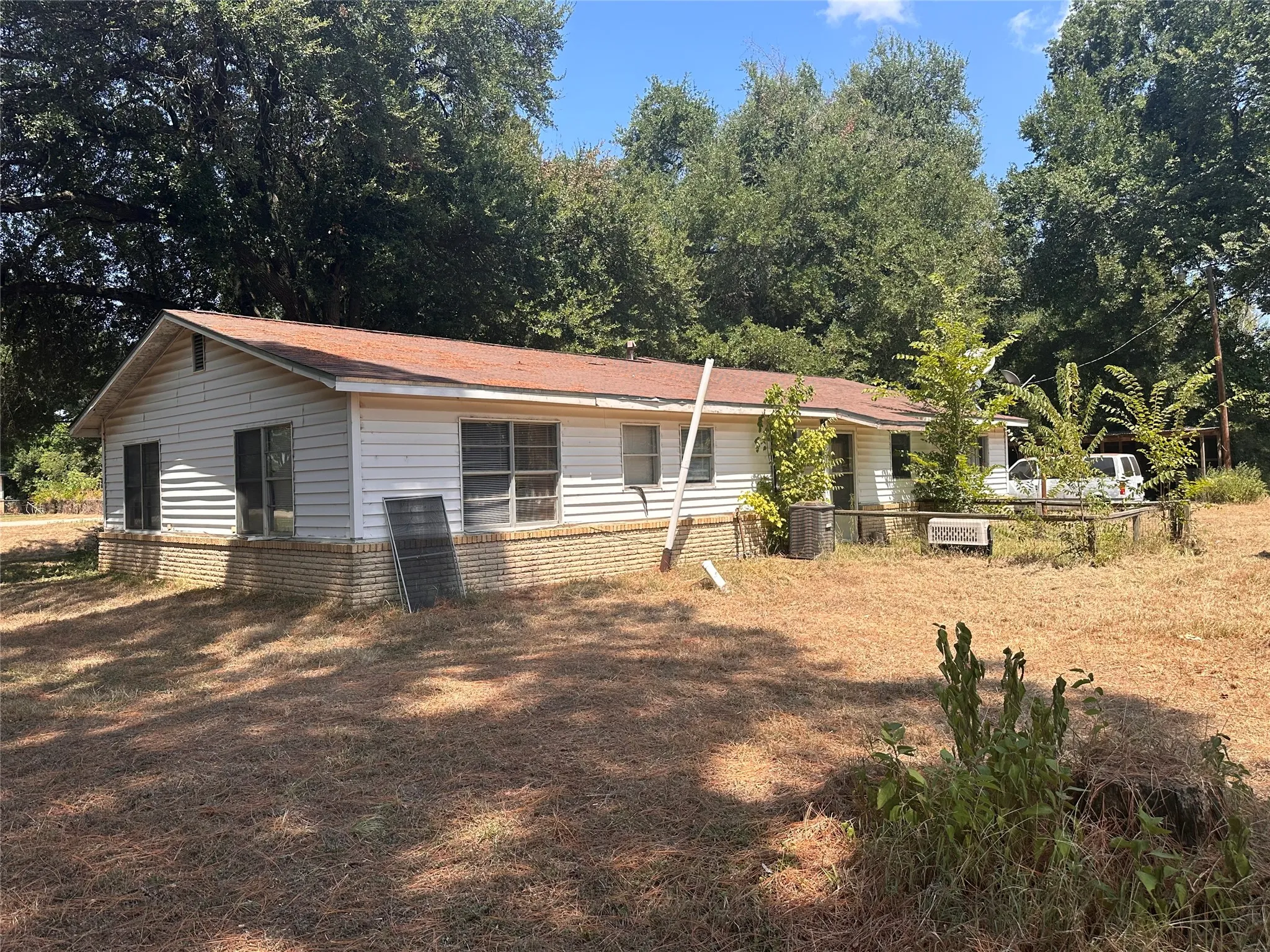 Single Family Residence For Sale in Limestone County , 955 Lcr 463, Mexia, Texas 76667, 3 Bedroom, 2 Bathroom, 2 Garage spaces, 1,144 Sqft, built in 1972, mls#21369621, Real Estate Agent in Mexia, Homes For Sale in Limestone county, Homes For Sale in Mexia, Realtor in Mexia Texas, Real Estate Brokerage Independent Realty Texas, Luminita Cordes Realtor