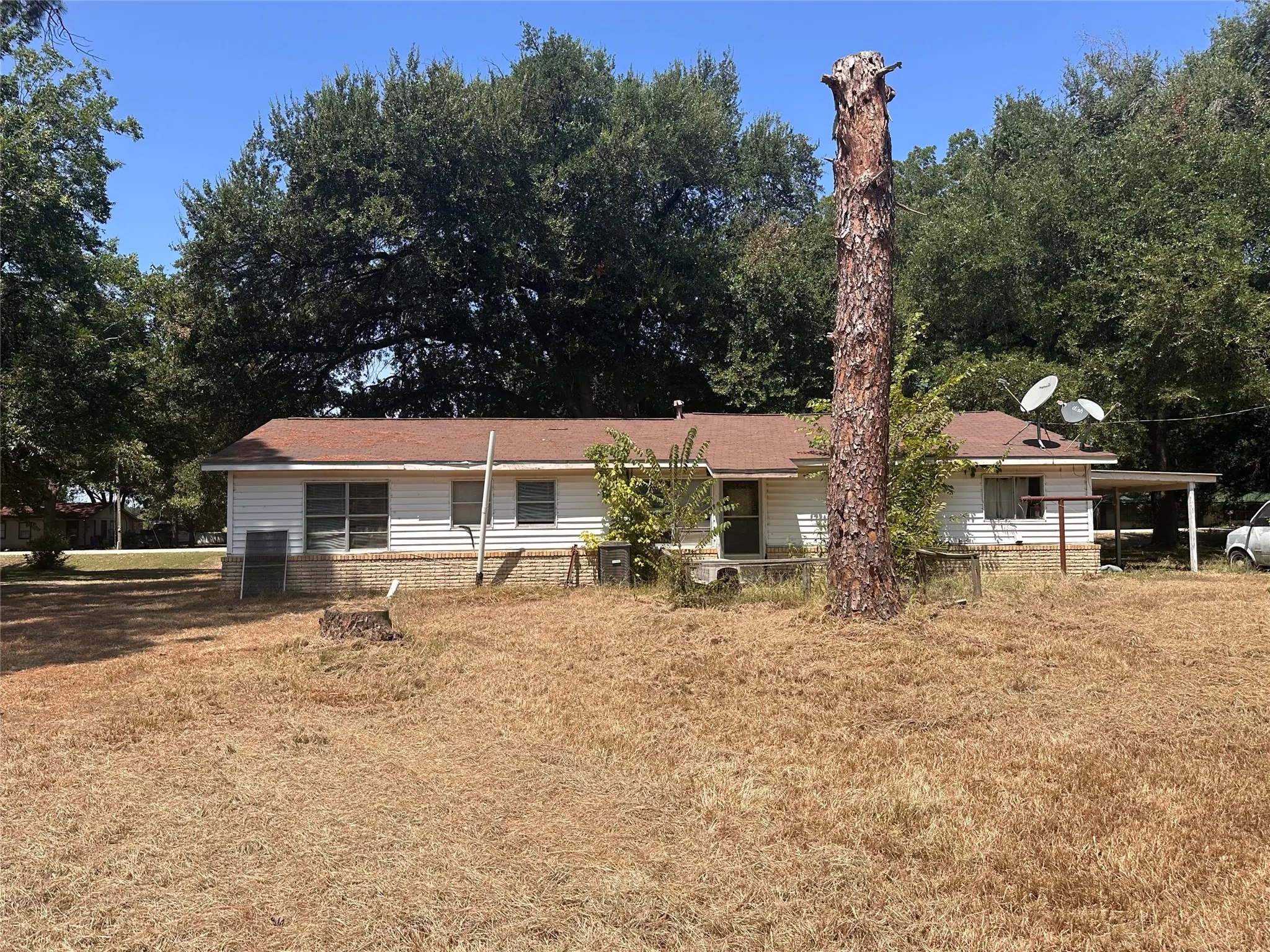 Single Family Residence For Sale in Limestone County , 955 Lcr 463, Mexia, Texas 76667, 3 Bedroom, 2 Bathroom, 2 Garage spaces, 1,144 Sqft, built in 1972, mls#21369621, Real Estate Agent in Mexia, Homes For Sale in Limestone county, Homes For Sale in Mexia, Realtor in Mexia Texas, Real Estate Brokerage Independent Realty Texas, Luminita Cordes Realtor