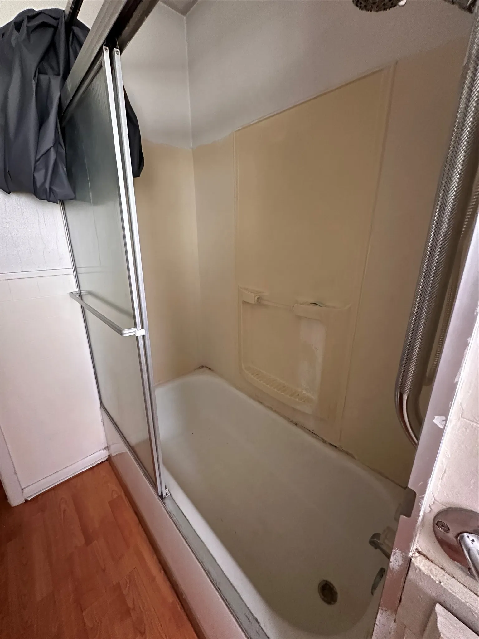 Hall Bathroom Tub/shower