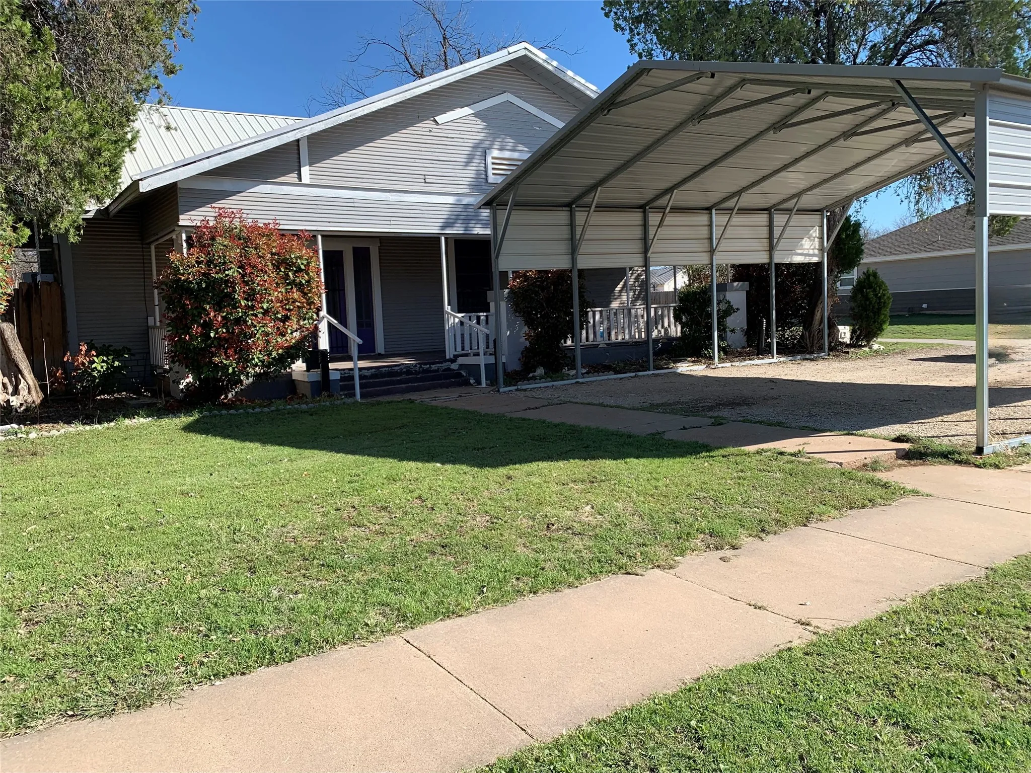 Single Family Residence For Sale in Young County , 915 2nd Street, Graham, Texas 76450, 3 Bedroom, 2 Bathroom, 1 Garage spaces, 1,526 Sqft, built in 1950, mls#21365409, Real Estate Agent in Graham, Homes For Sale in Young county, Homes For Sale in Graham, Realtor in Graham Texas, Real Estate Brokerage Independent Realty Texas, Luminita Cordes Realtor