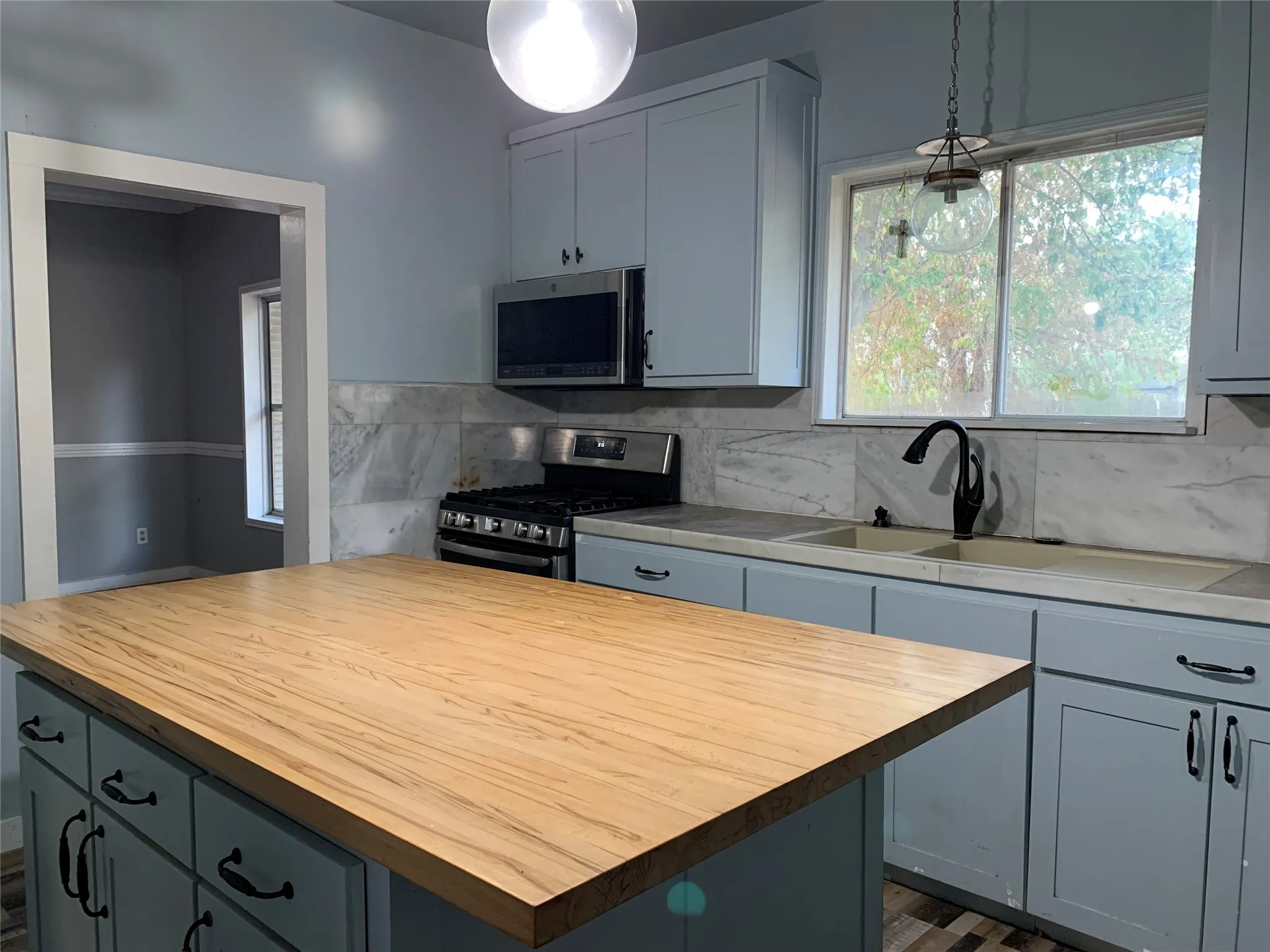 Single Family Residence For Sale in Young County , 915 2nd Street, Graham, Texas 76450, 3 Bedroom, 2 Bathroom, 1 Garage spaces, 1,526 Sqft, built in 1950, mls#21365409, Real Estate Agent in Graham, Homes For Sale in Young county, Homes For Sale in Graham, Realtor in Graham Texas, Real Estate Brokerage Independent Realty Texas, Luminita Cordes Realtor
