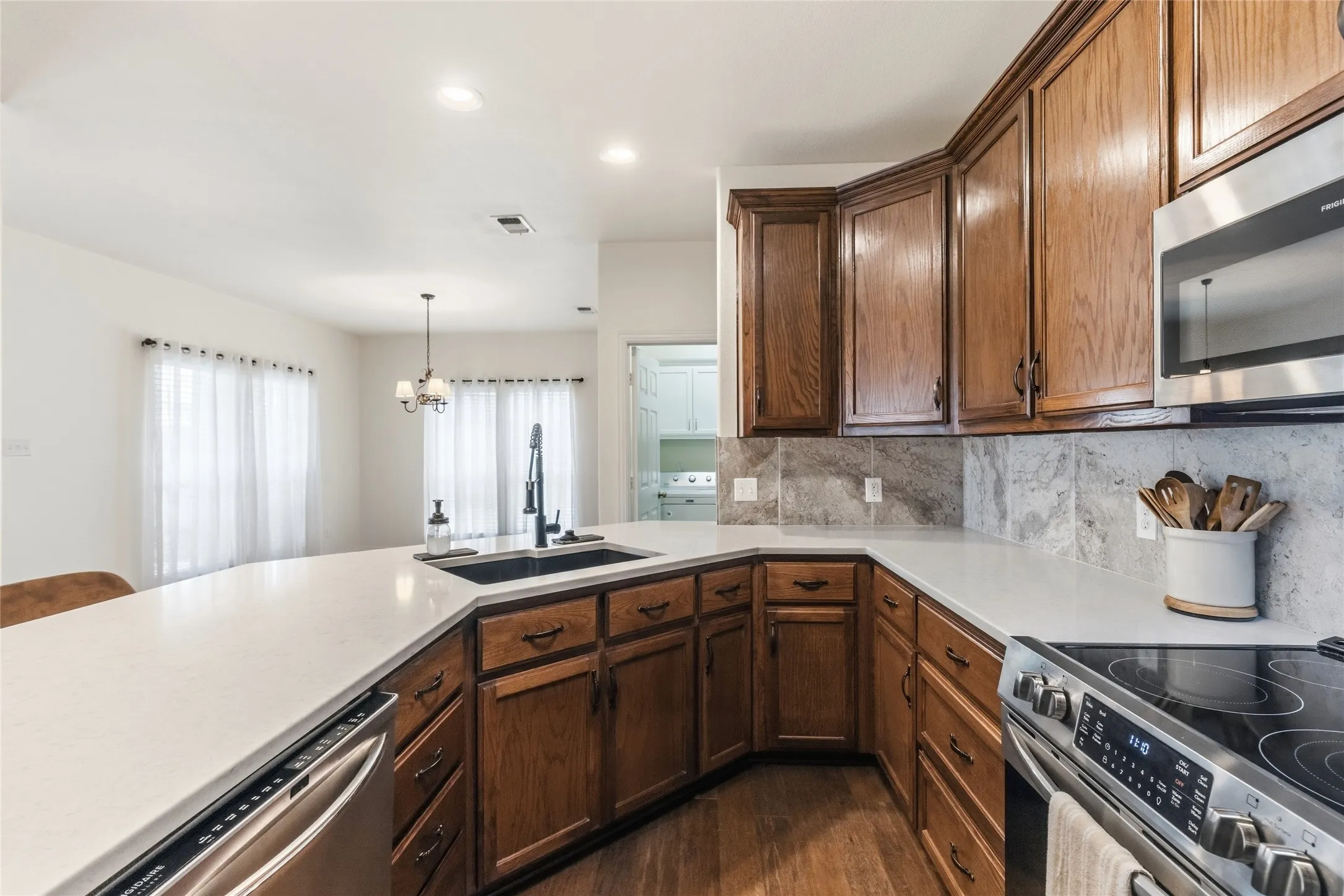 Single Family Residence For Sale in Hunt County , 1308 Madeline Street, Commerce, Texas 75428, 3 Bedroom, 2 Bathroom, 2 Garage spaces, 2,032 Sqft, built in 2006, mls#21367627, Real Estate Agent in Commerce, Homes For Sale in Hunt county, Homes For Sale in Commerce, Realtor in Commerce Texas, Real Estate Brokerage Independent Realty Texas, Luminita Cordes Realtor