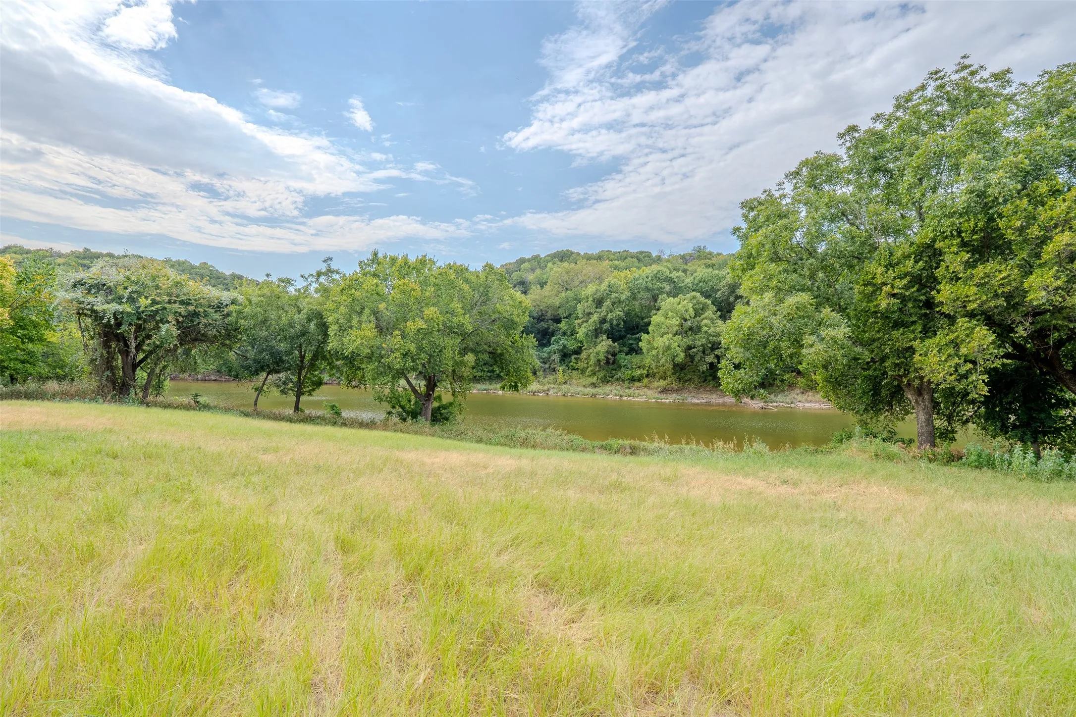 Single Family Residence For Sale in Johnson County , 9210 Ravenswood Road, Granbury, Texas 76049, 4 Bedroom, 3 Bathroom, 4 Garage spaces, 3,224 Sqft, built in 1997, mls#21367542, Real Estate Agent in Granbury, Homes For Sale in Johnson county, Homes For Sale in Granbury, Realtor in Granbury Texas, Real Estate Brokerage Independent Realty Texas, Luminita Cordes Realtor