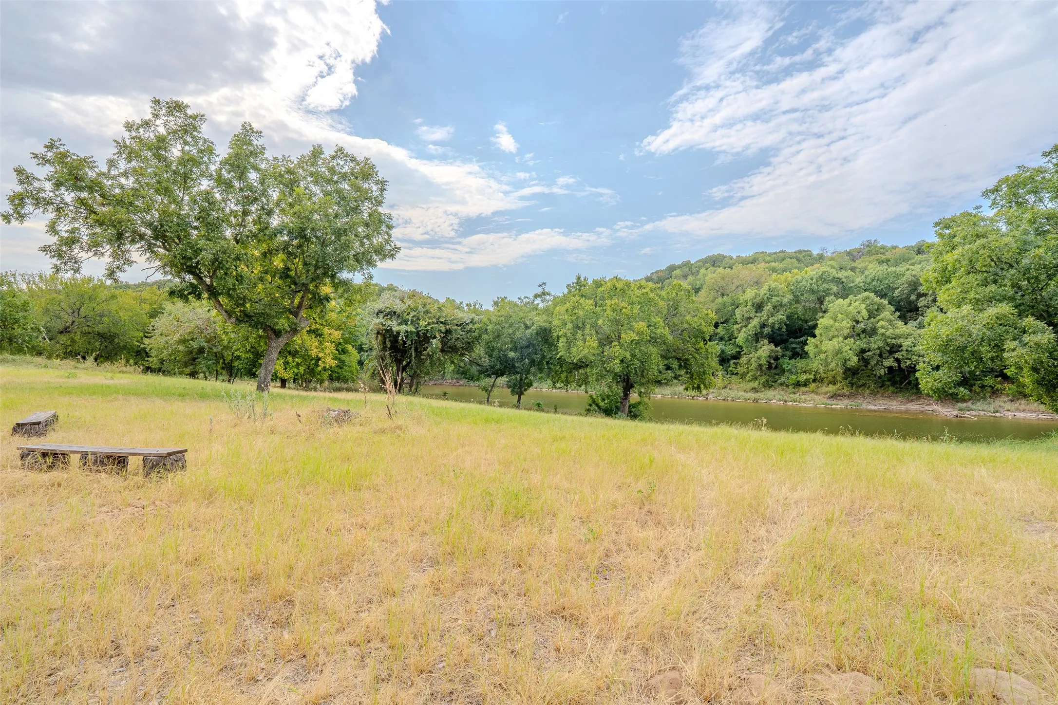 Single Family Residence For Sale in Johnson County , 9210 Ravenswood Road, Granbury, Texas 76049, 4 Bedroom, 3 Bathroom, 4 Garage spaces, 3,224 Sqft, built in 1997, mls#21367542, Real Estate Agent in Granbury, Homes For Sale in Johnson county, Homes For Sale in Granbury, Realtor in Granbury Texas, Real Estate Brokerage Independent Realty Texas, Luminita Cordes Realtor