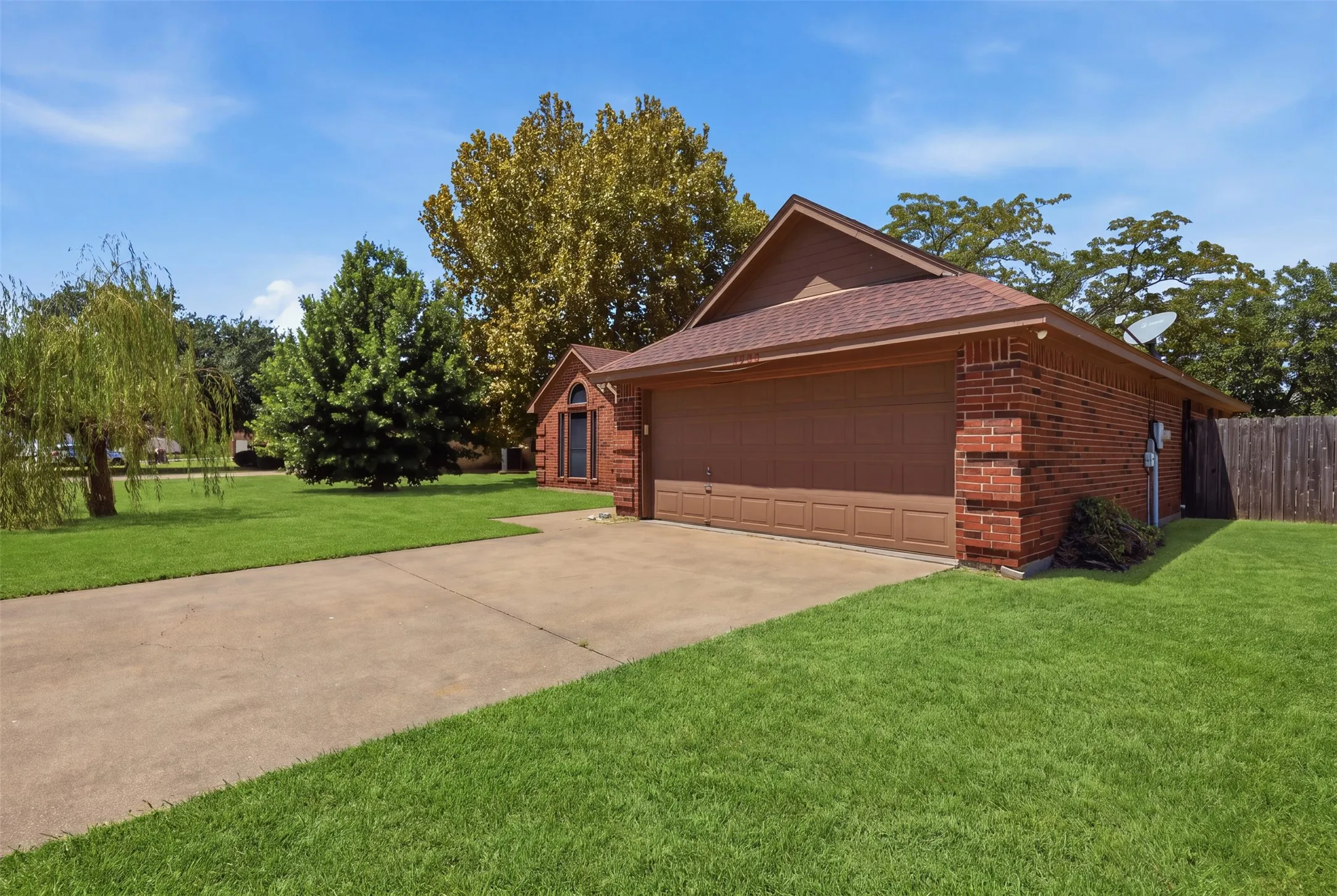 Single Family Residence For Sale in Hood County , 1507 Saddle Creek Court, Granbury, Texas 76048, 3 Bedroom, 2 Bathroom, 2 Garage spaces, 1,612 Sqft, built in 1998, mls#21369640, Real Estate Agent in Granbury, Homes For Sale in Hood county, Homes For Sale in Granbury, Realtor in Granbury Texas, Real Estate Brokerage Independent Realty Texas, Luminita Cordes Realtor