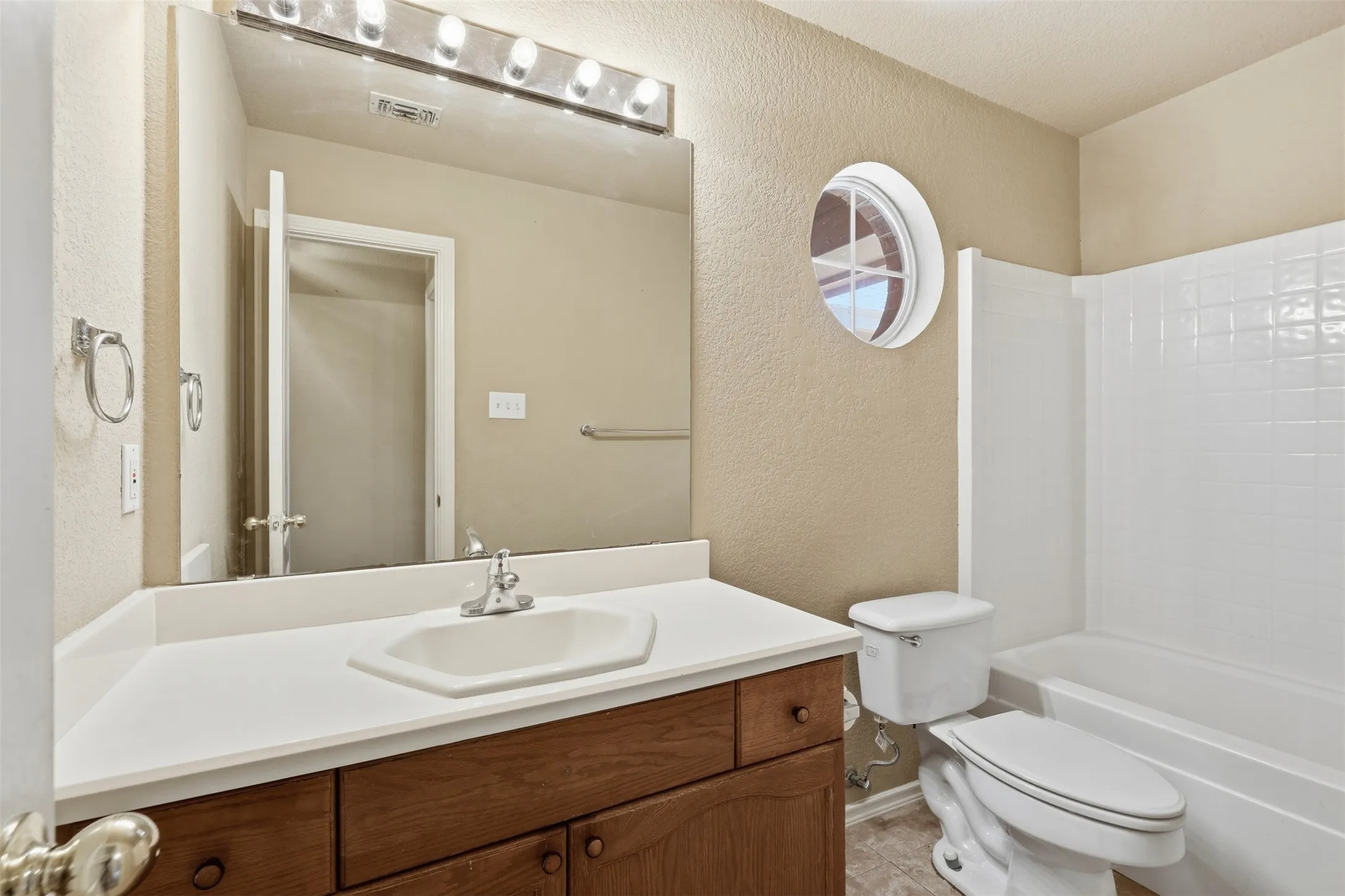 Single Family Residence For Sale in Hood County , 1507 Saddle Creek Court, Granbury, Texas 76048, 3 Bedroom, 2 Bathroom, 2 Garage spaces, 1,612 Sqft, built in 1998, mls#21369640, Real Estate Agent in Granbury, Homes For Sale in Hood county, Homes For Sale in Granbury, Realtor in Granbury Texas, Real Estate Brokerage Independent Realty Texas, Luminita Cordes Realtor