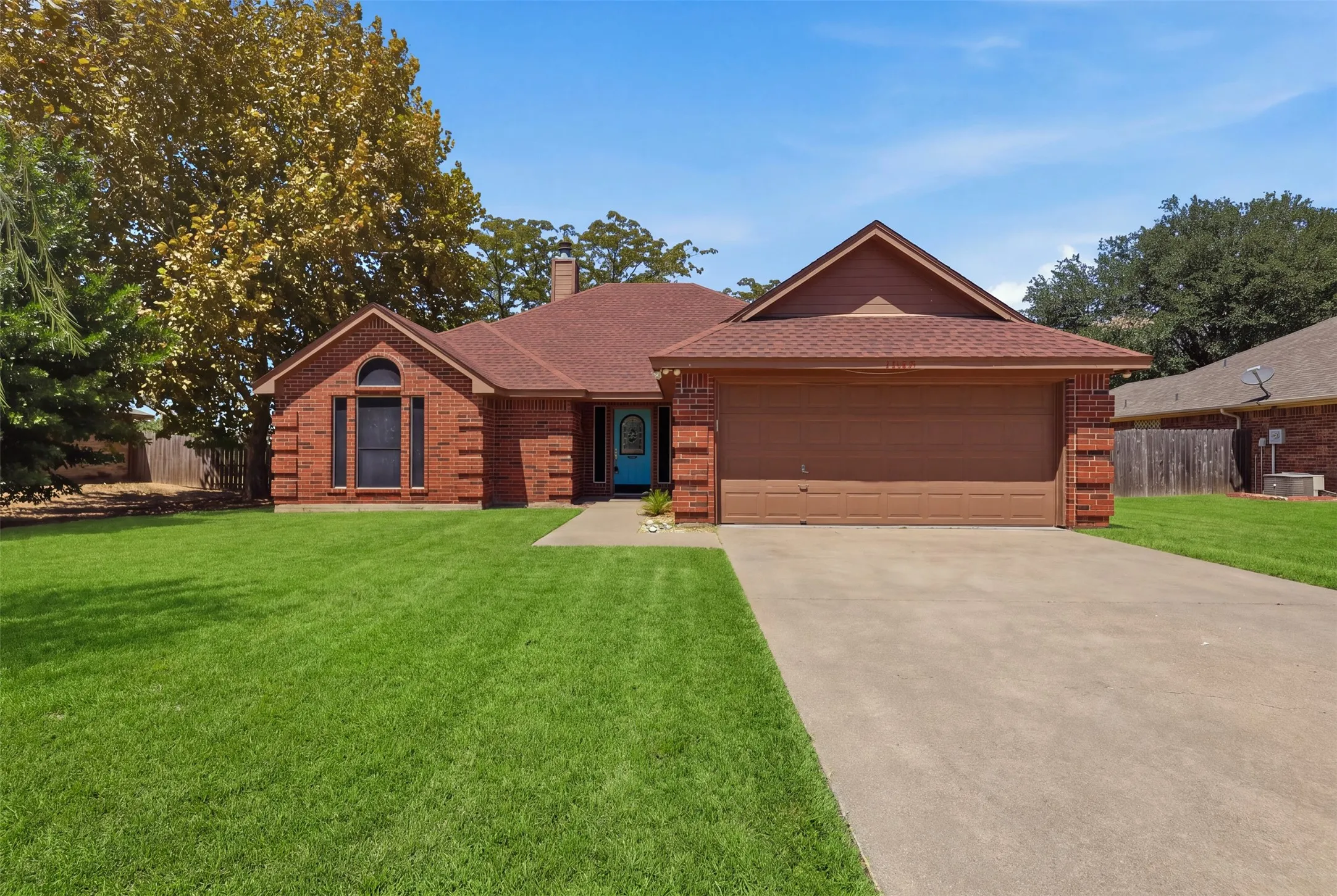 Single Family Residence For Sale in Hood County , 1507 Saddle Creek Court, Granbury, Texas 76048, 3 Bedroom, 2 Bathroom, 2 Garage spaces, 1,612 Sqft, built in 1998, mls#21369640, Real Estate Agent in Granbury, Homes For Sale in Hood county, Homes For Sale in Granbury, Realtor in Granbury Texas, Real Estate Brokerage Independent Realty Texas, Luminita Cordes Realtor