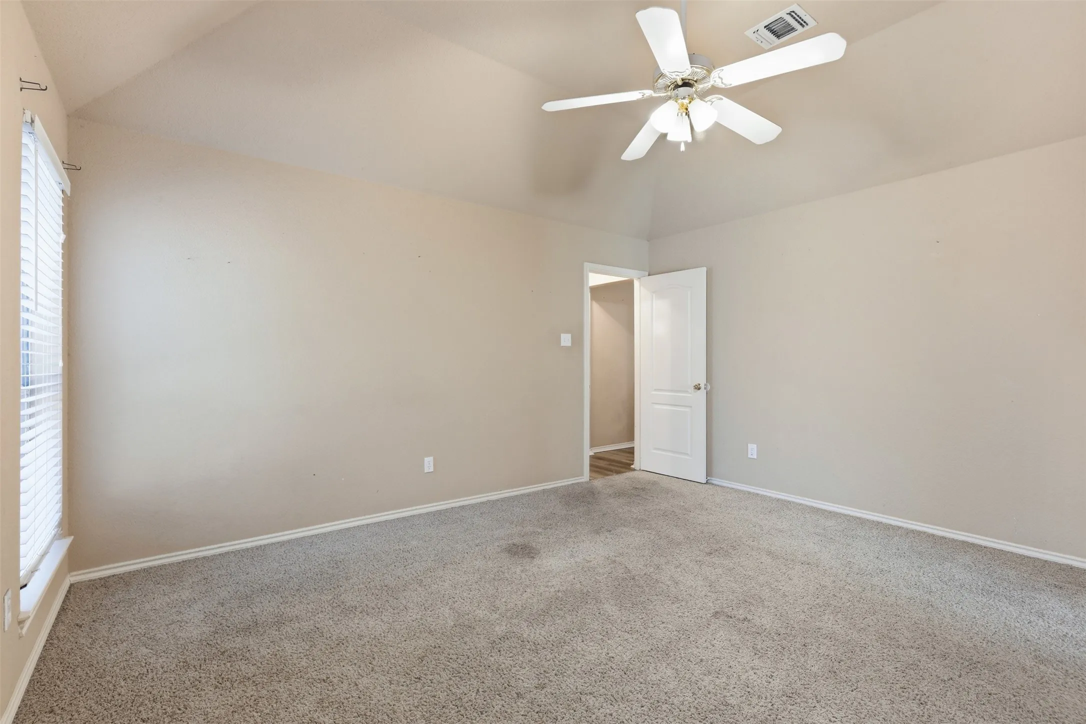 Single Family Residence For Sale in Hood County , 1507 Saddle Creek Court, Granbury, Texas 76048, 3 Bedroom, 2 Bathroom, 2 Garage spaces, 1,612 Sqft, built in 1998, mls#21369640, Real Estate Agent in Granbury, Homes For Sale in Hood county, Homes For Sale in Granbury, Realtor in Granbury Texas, Real Estate Brokerage Independent Realty Texas, Luminita Cordes Realtor