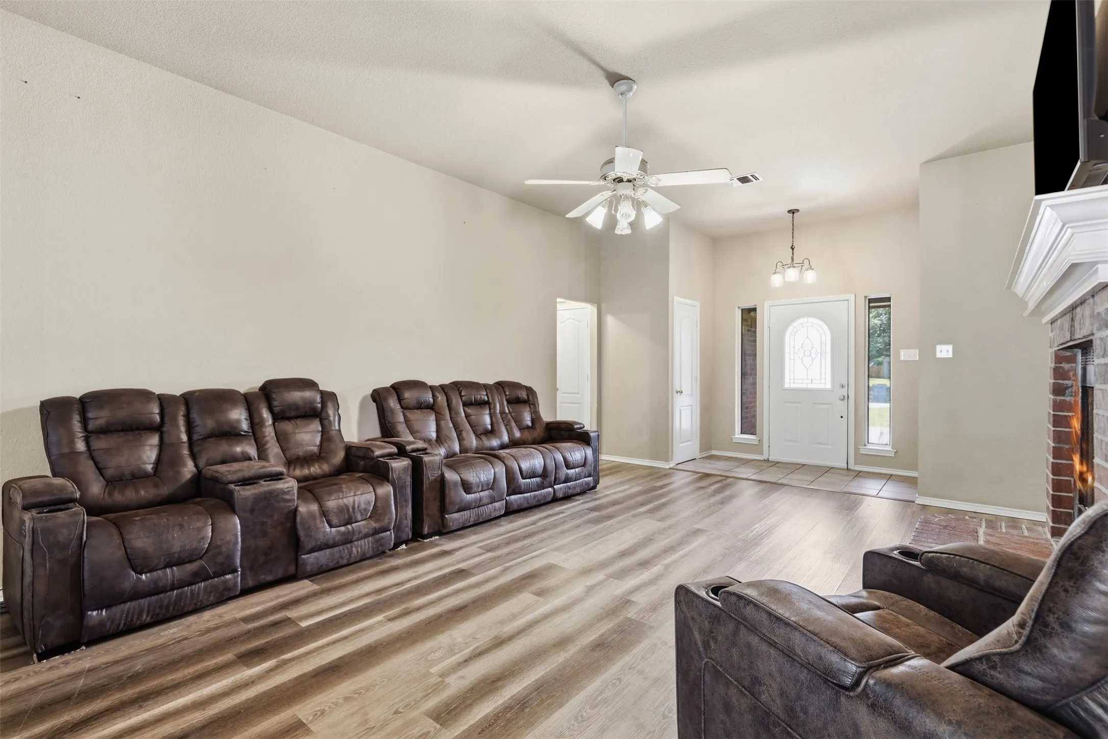 Single Family Residence For Sale in Hood County , 1507 Saddle Creek Court, Granbury, Texas 76048, 3 Bedroom, 2 Bathroom, 2 Garage spaces, 1,612 Sqft, built in 1998, mls#21369640, Real Estate Agent in Granbury, Homes For Sale in Hood county, Homes For Sale in Granbury, Realtor in Granbury Texas, Real Estate Brokerage Independent Realty Texas, Luminita Cordes Realtor