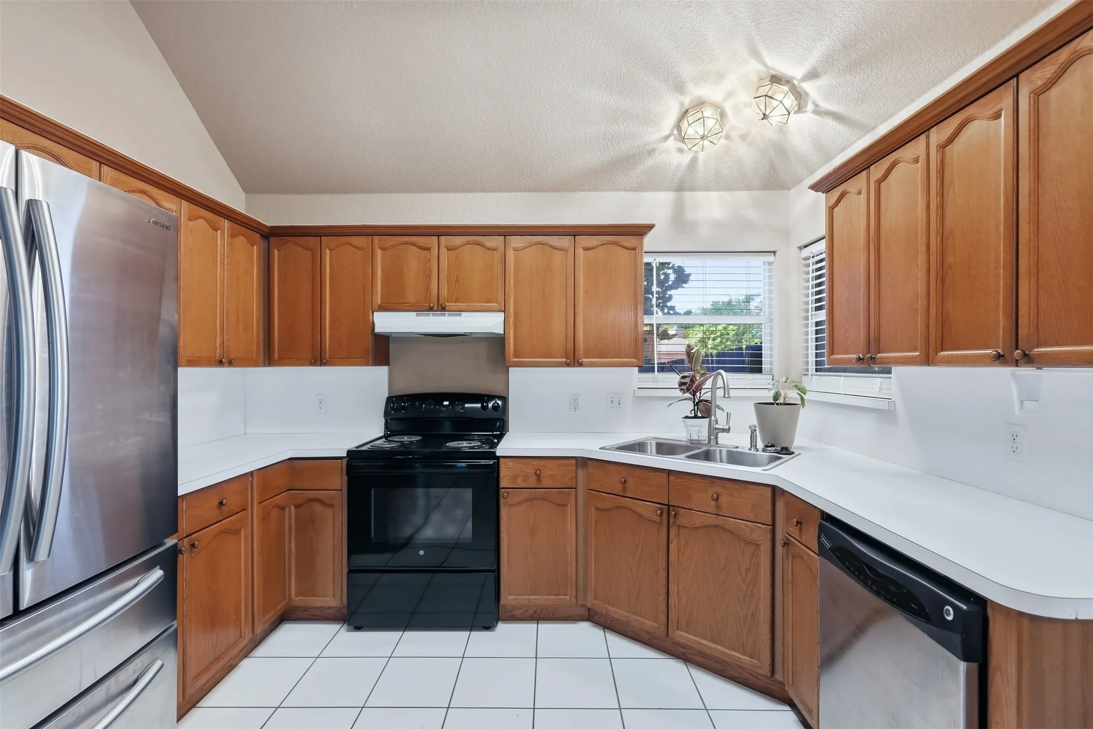 Single Family Residence For Sale in Hood County , 1507 Saddle Creek Court, Granbury, Texas 76048, 3 Bedroom, 2 Bathroom, 2 Garage spaces, 1,612 Sqft, built in 1998, mls#21369640, Real Estate Agent in Granbury, Homes For Sale in Hood county, Homes For Sale in Granbury, Realtor in Granbury Texas, Real Estate Brokerage Independent Realty Texas, Luminita Cordes Realtor