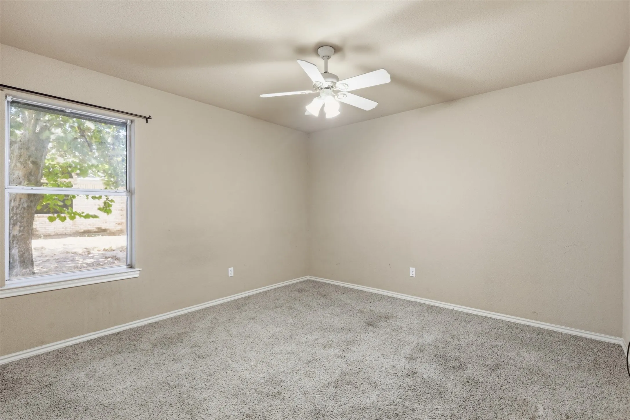 Single Family Residence For Sale in Hood County , 1507 Saddle Creek Court, Granbury, Texas 76048, 3 Bedroom, 2 Bathroom, 2 Garage spaces, 1,612 Sqft, built in 1998, mls#21369640, Real Estate Agent in Granbury, Homes For Sale in Hood county, Homes For Sale in Granbury, Realtor in Granbury Texas, Real Estate Brokerage Independent Realty Texas, Luminita Cordes Realtor