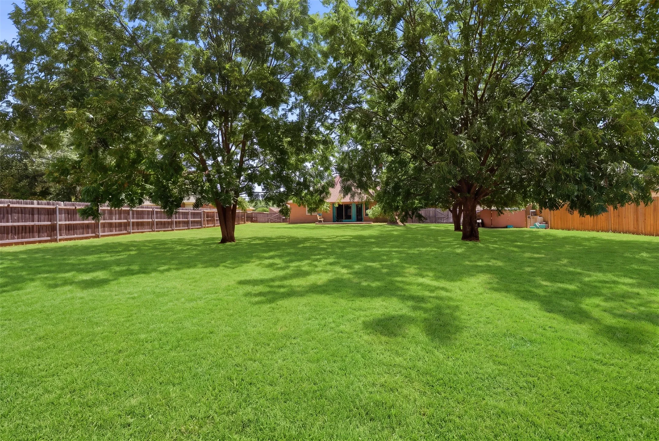 Single Family Residence For Sale in Hood County , 1507 Saddle Creek Court, Granbury, Texas 76048, 3 Bedroom, 2 Bathroom, 2 Garage spaces, 1,612 Sqft, built in 1998, mls#21369640, Real Estate Agent in Granbury, Homes For Sale in Hood county, Homes For Sale in Granbury, Realtor in Granbury Texas, Real Estate Brokerage Independent Realty Texas, Luminita Cordes Realtor