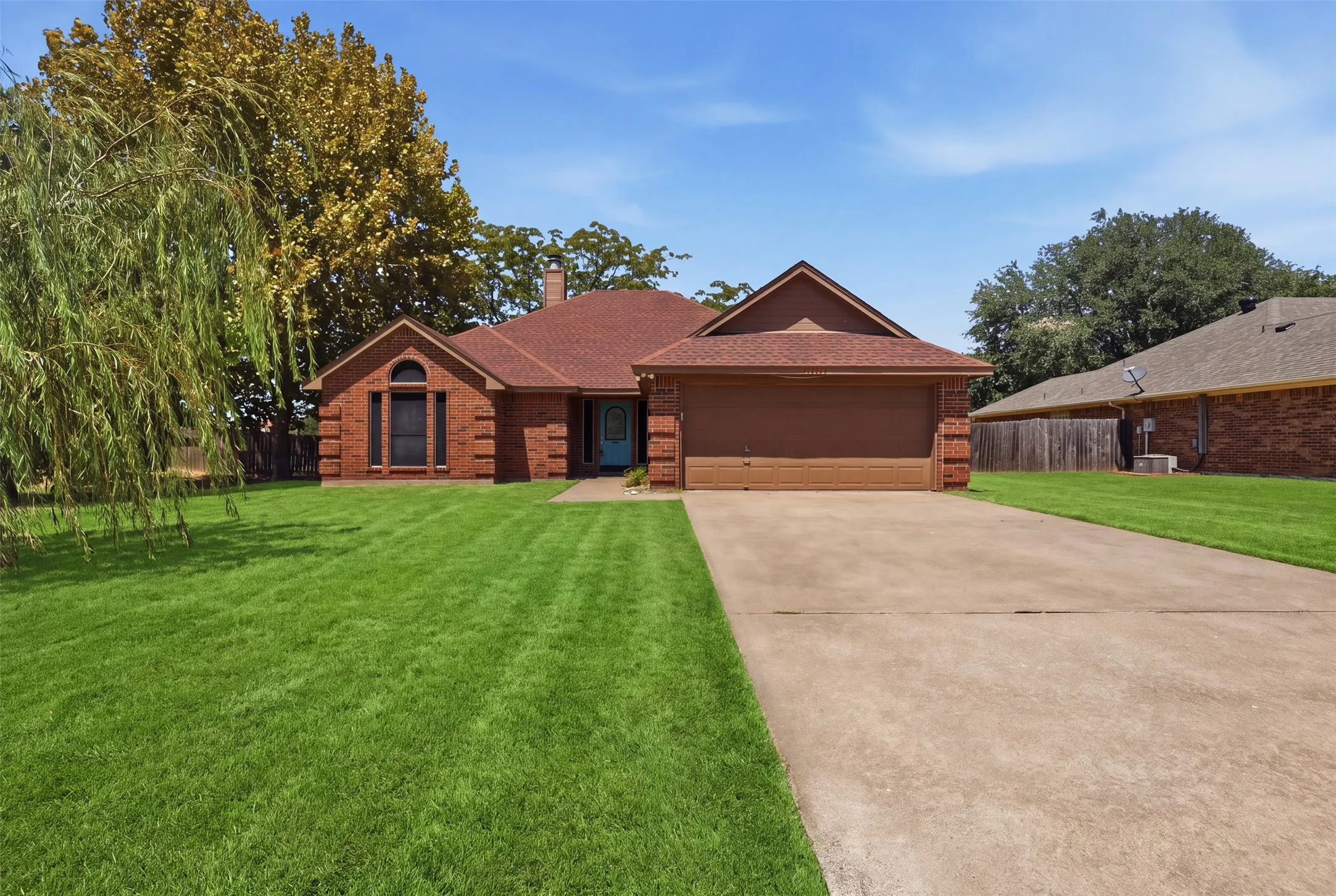 Single Family Residence For Sale in Hood County , 1507 Saddle Creek Court, Granbury, Texas 76048, 3 Bedroom, 2 Bathroom, 2 Garage spaces, 1,612 Sqft, built in 1998, mls#21369640, Real Estate Agent in Granbury, Homes For Sale in Hood county, Homes For Sale in Granbury, Realtor in Granbury Texas, Real Estate Brokerage Independent Realty Texas, Luminita Cordes Realtor