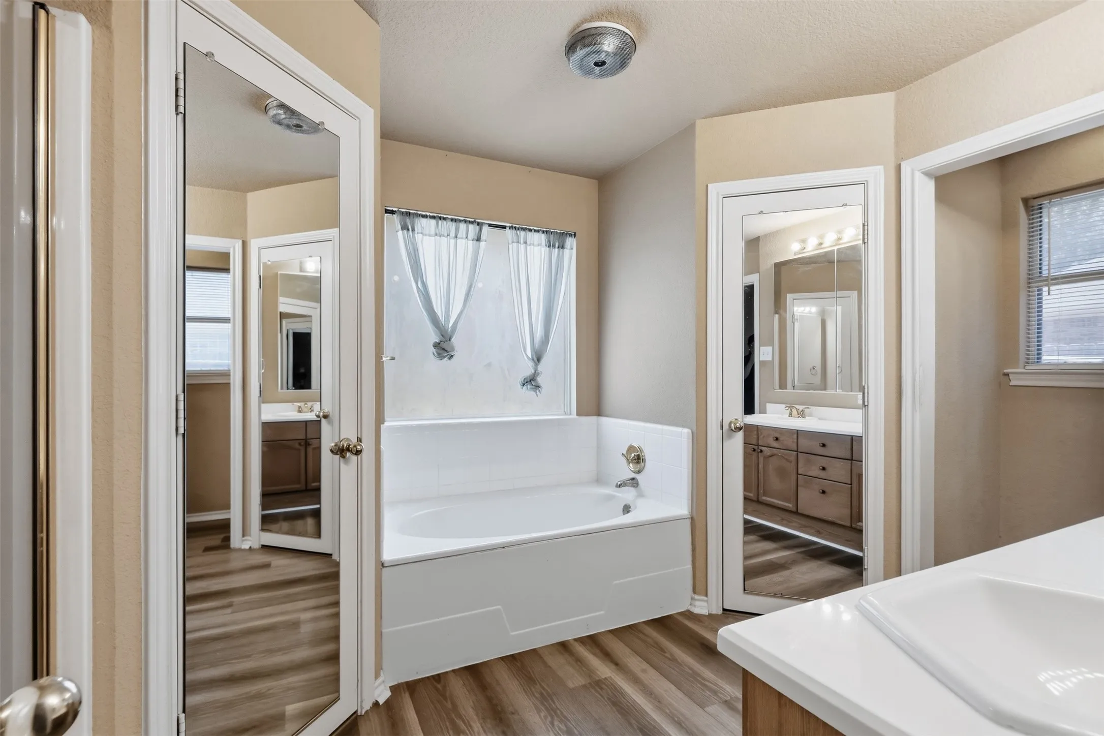 Single Family Residence For Sale in Hood County , 1507 Saddle Creek Court, Granbury, Texas 76048, 3 Bedroom, 2 Bathroom, 2 Garage spaces, 1,612 Sqft, built in 1998, mls#21369640, Real Estate Agent in Granbury, Homes For Sale in Hood county, Homes For Sale in Granbury, Realtor in Granbury Texas, Real Estate Brokerage Independent Realty Texas, Luminita Cordes Realtor