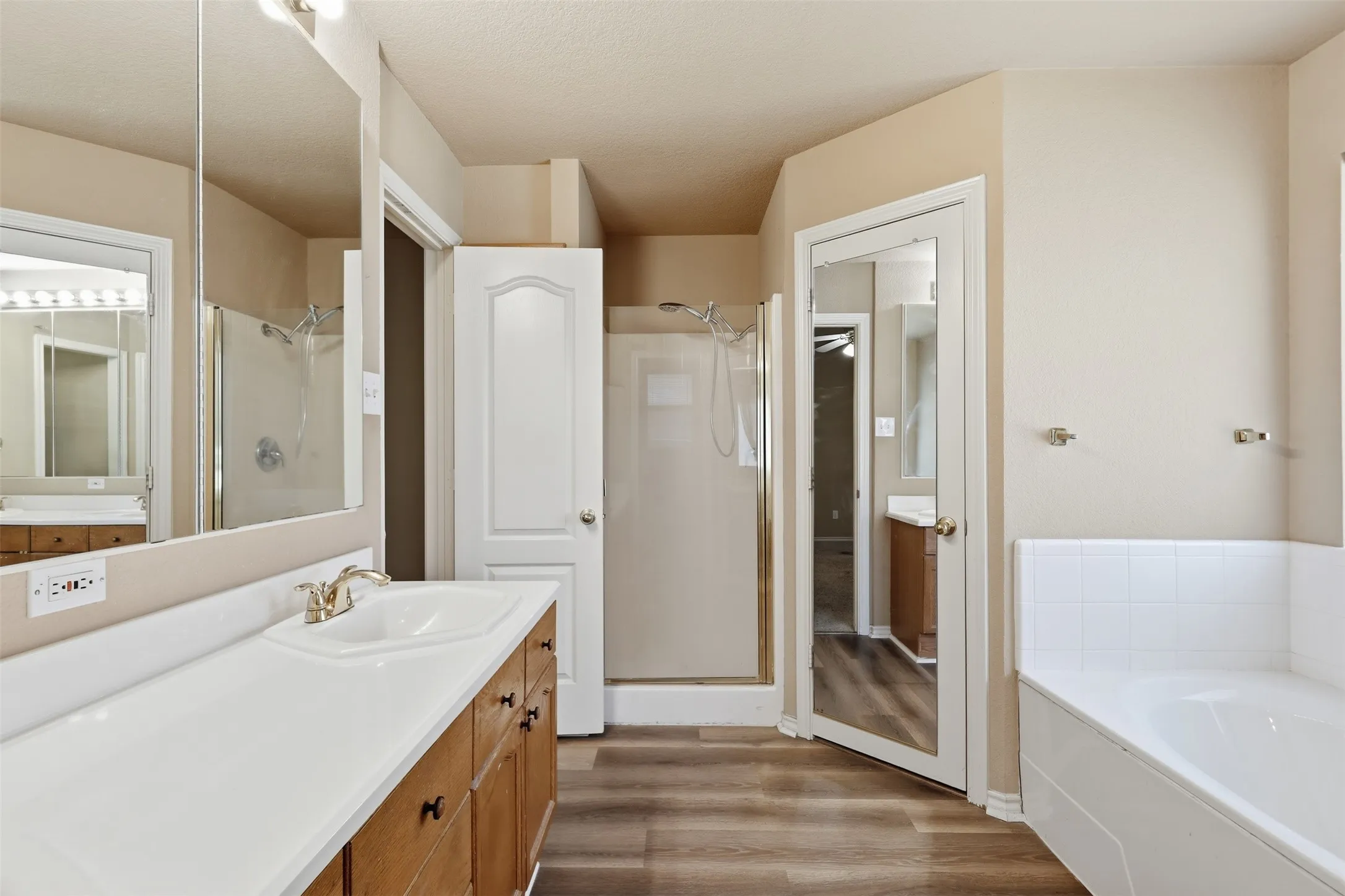 Single Family Residence For Sale in Hood County , 1507 Saddle Creek Court, Granbury, Texas 76048, 3 Bedroom, 2 Bathroom, 2 Garage spaces, 1,612 Sqft, built in 1998, mls#21369640, Real Estate Agent in Granbury, Homes For Sale in Hood county, Homes For Sale in Granbury, Realtor in Granbury Texas, Real Estate Brokerage Independent Realty Texas, Luminita Cordes Realtor
