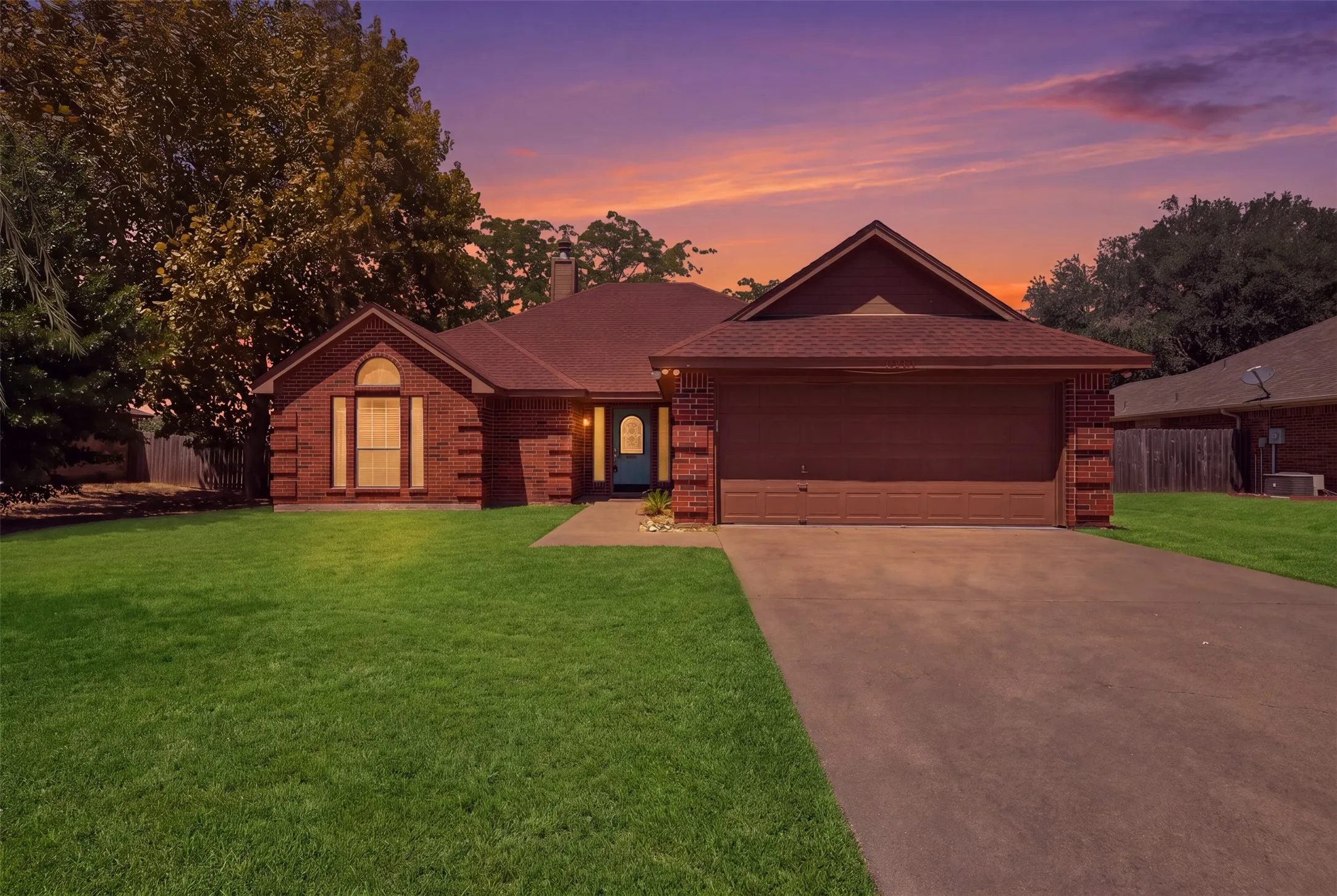Single Family Residence For Sale in Hood County , 1507 Saddle Creek Court, Granbury, Texas 76048, 3 Bedroom, 2 Bathroom, 2 Garage spaces, 1,612 Sqft, built in 1998, mls#21369640, Real Estate Agent in Granbury, Homes For Sale in Hood county, Homes For Sale in Granbury, Realtor in Granbury Texas, Real Estate Brokerage Independent Realty Texas, Luminita Cordes Realtor
