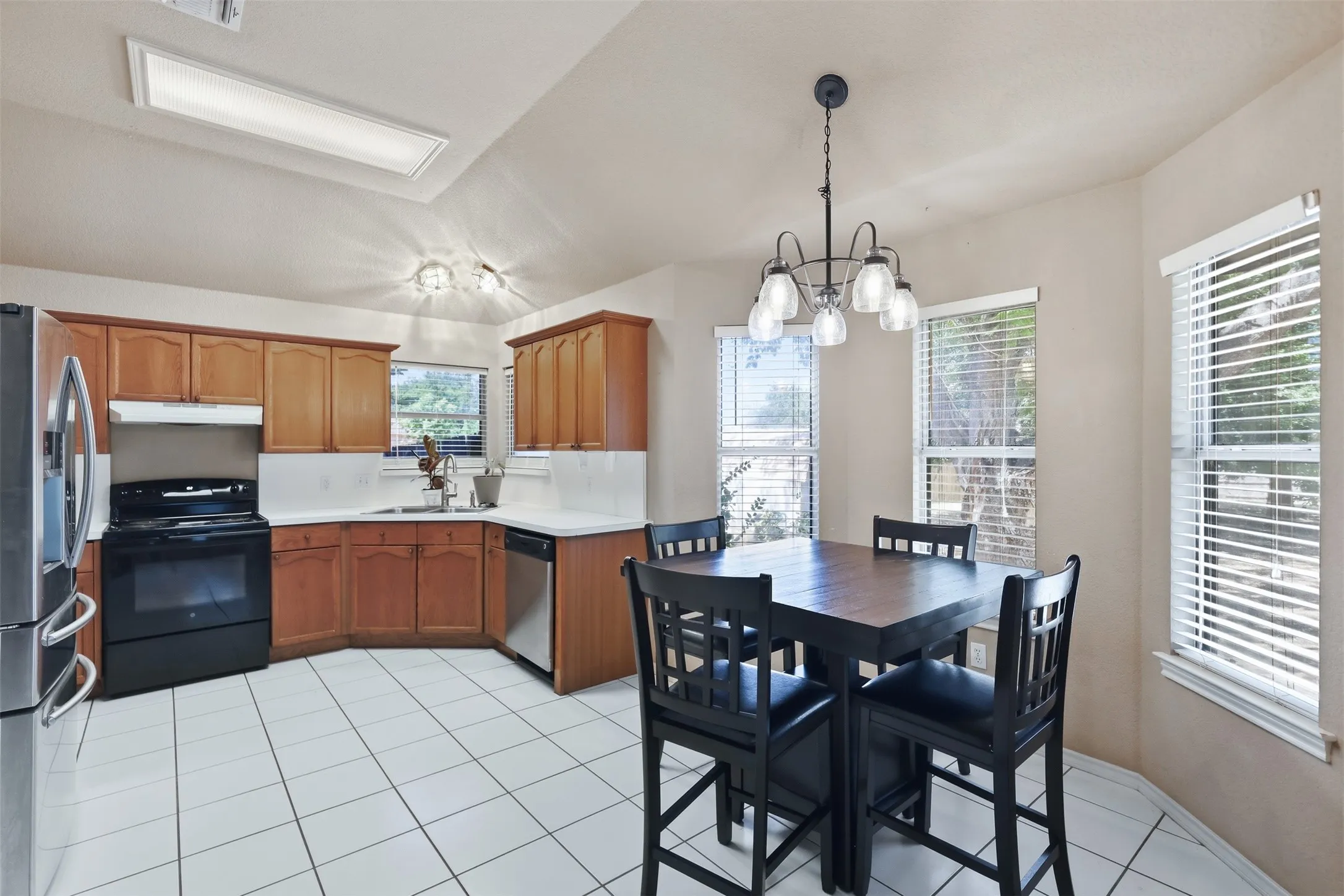 Single Family Residence For Sale in Hood County , 1507 Saddle Creek Court, Granbury, Texas 76048, 3 Bedroom, 2 Bathroom, 2 Garage spaces, 1,612 Sqft, built in 1998, mls#21369640, Real Estate Agent in Granbury, Homes For Sale in Hood county, Homes For Sale in Granbury, Realtor in Granbury Texas, Real Estate Brokerage Independent Realty Texas, Luminita Cordes Realtor