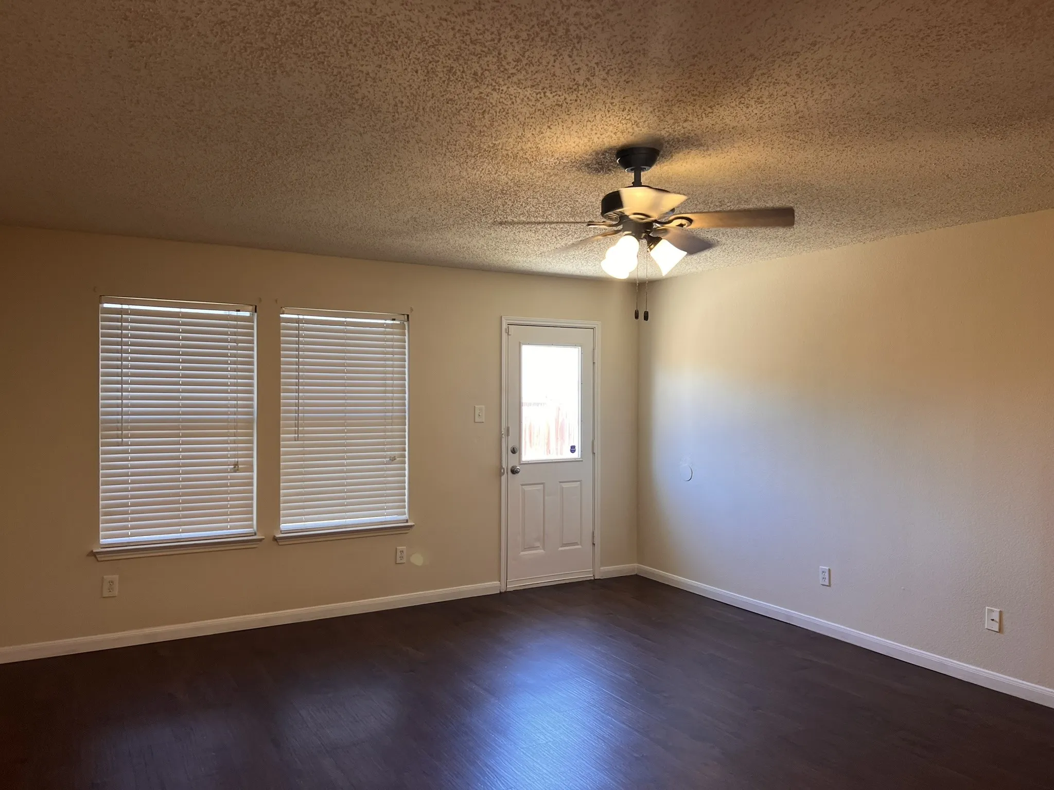 Single Family Residence For Rent in Kaufman County , 1017 Alexandria Drive, Forney, Texas 75126, 4 Bedroom, 2 Bathroom, 2 Garage spaces, 1,758 Sqft, built in 2002, mls#21360702, Real Estate Agent in Forney, Homes For Rent in Kaufman county, Homes For Rent in Forney, Realtor in Forney Texas, Real Estate Brokerage Independent Realty Texas, Luminita Cordes Realtor