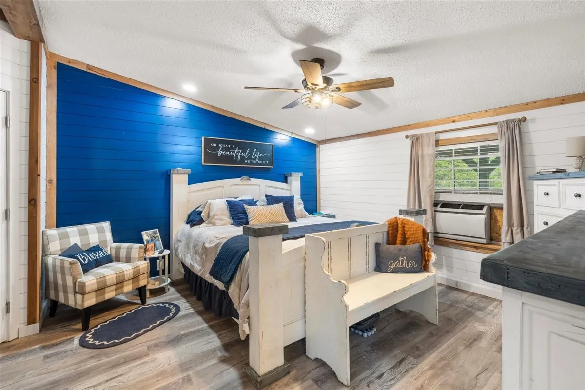Vaulted ceiling with recessed lighting and a ceiling fan