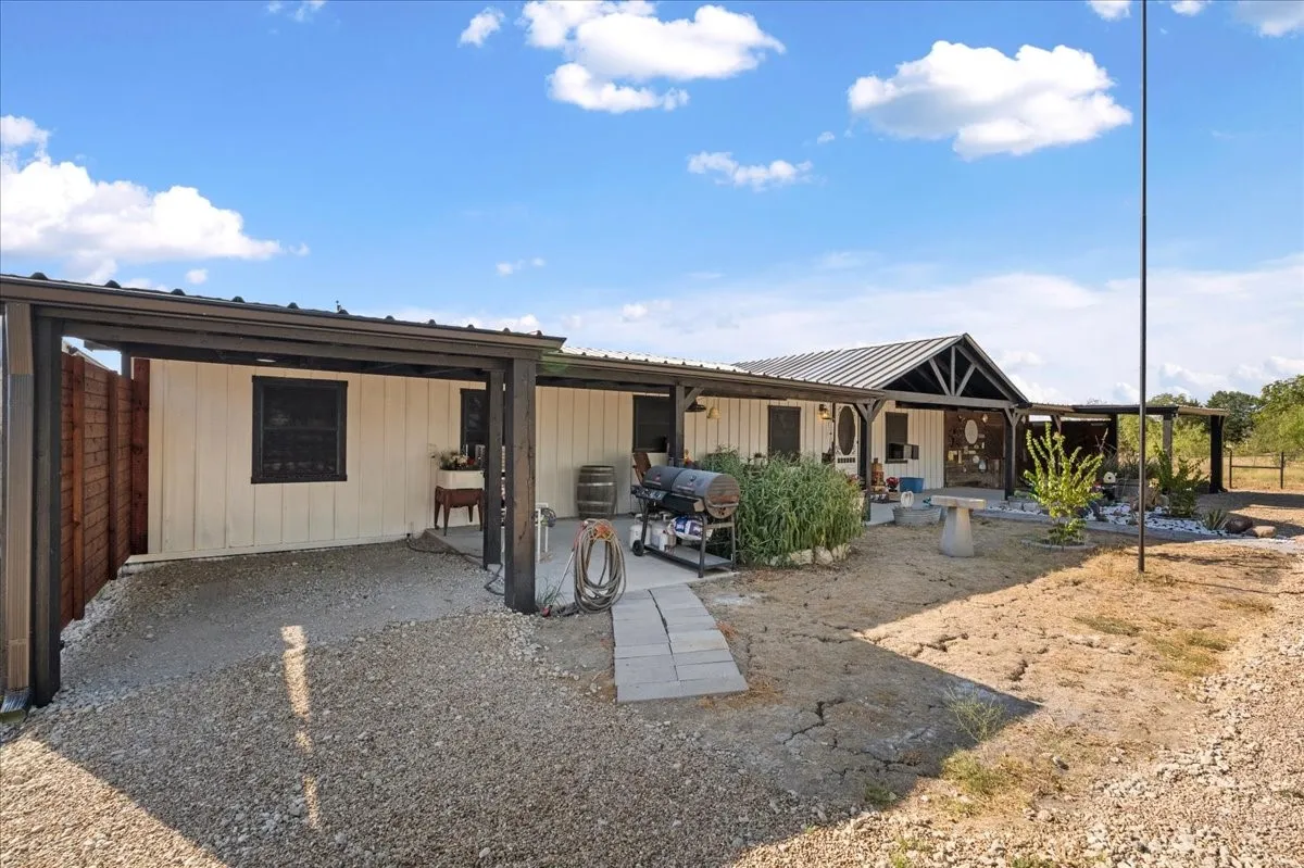 Mobile Home For Sale in Ellis County , 2093 Fm 1182, Ennis, Texas 75119, 3 Bedroom, 2 Bathroom, Garage spaces, 1,568 Sqft, built in 1994, mls#21369674, Real Estate Agent in Ennis, Homes For Sale in Ellis county, Homes For Sale in Ennis, Realtor in Ennis Texas, Real Estate Brokerage Independent Realty Texas, Luminita Cordes Realtor